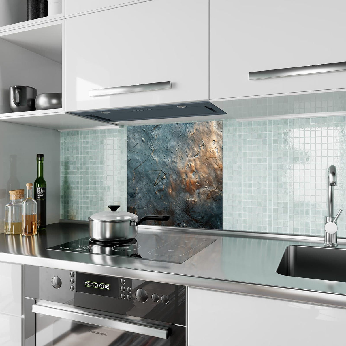 Küchenrückwand aus Glas Zerkratzter Schiefer im quadratischen Format als Spritzschutz hinter dem Kochfeld, über dem Fliesenspiegel montiert