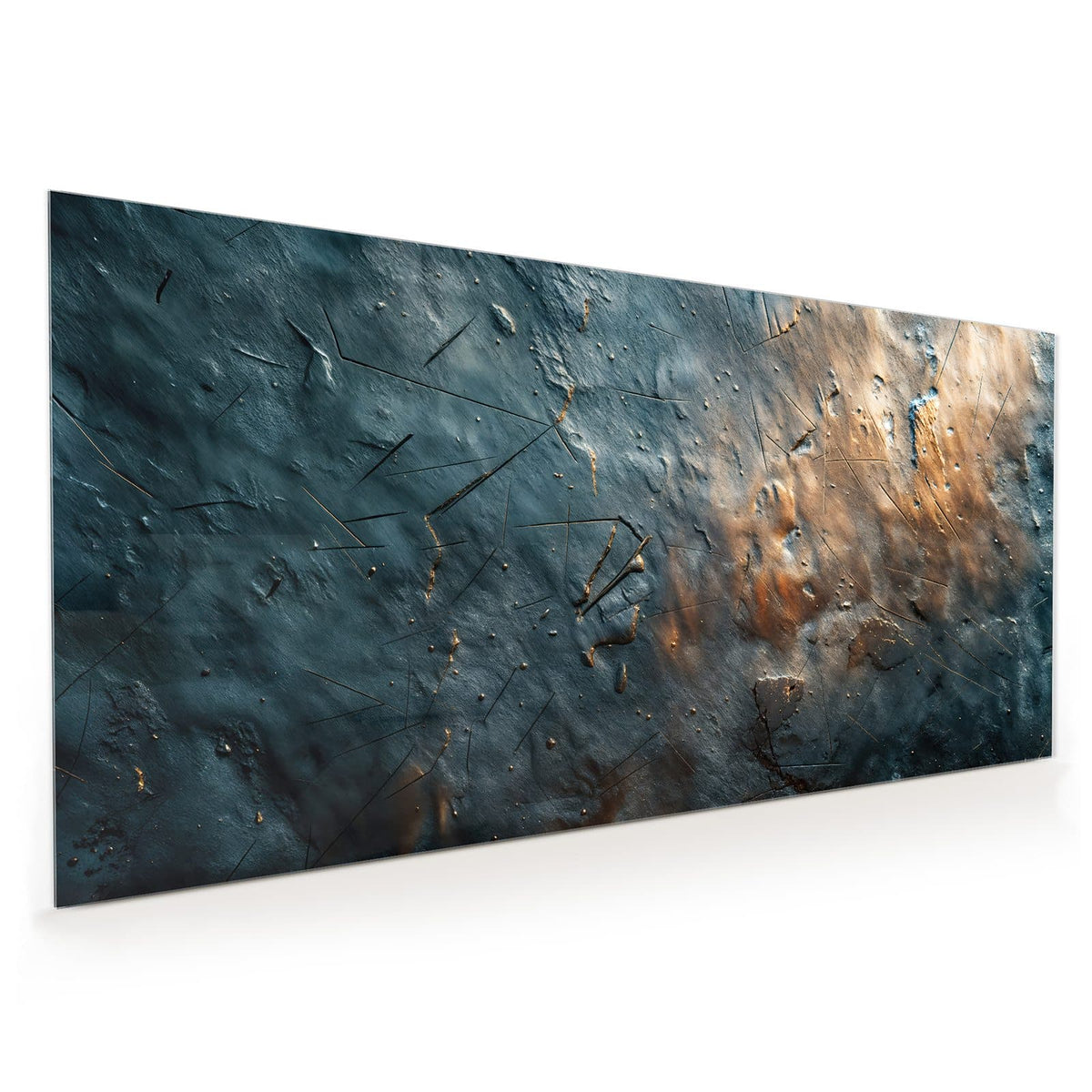 Küchenrückwand aus Glas im Hochformat mit Motiv Zerkratzter Schiefer: Dunkelblaugraue Steinfläche mit feinen Kratzern, Rissen und rostfarbenen Lichtstellen