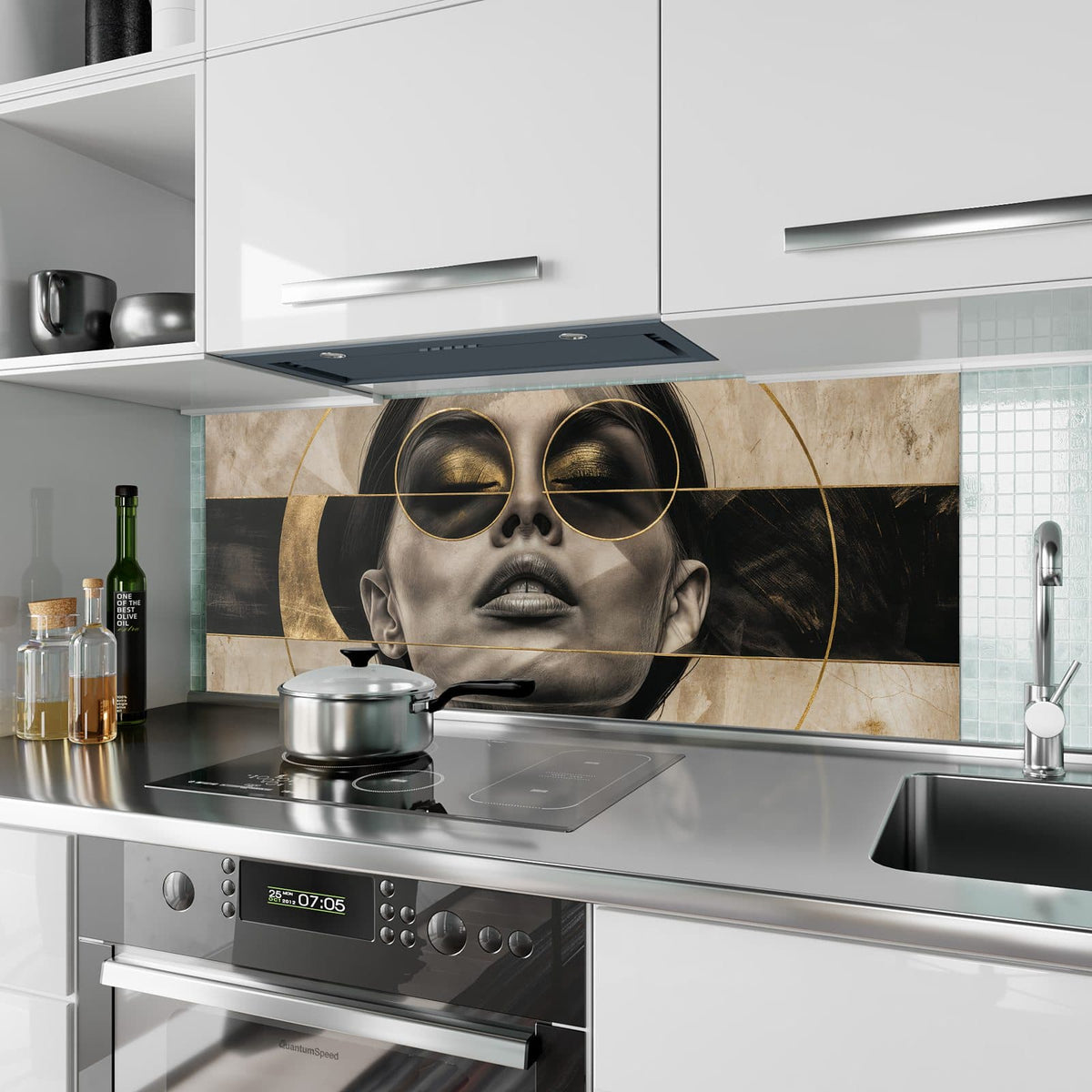 Küchenrückwand aus Glas Porträt mit Goldbrille im Hochformat als Spritzschutz hinter dem Kochfeld, über dem Fliesenspiegel montiert