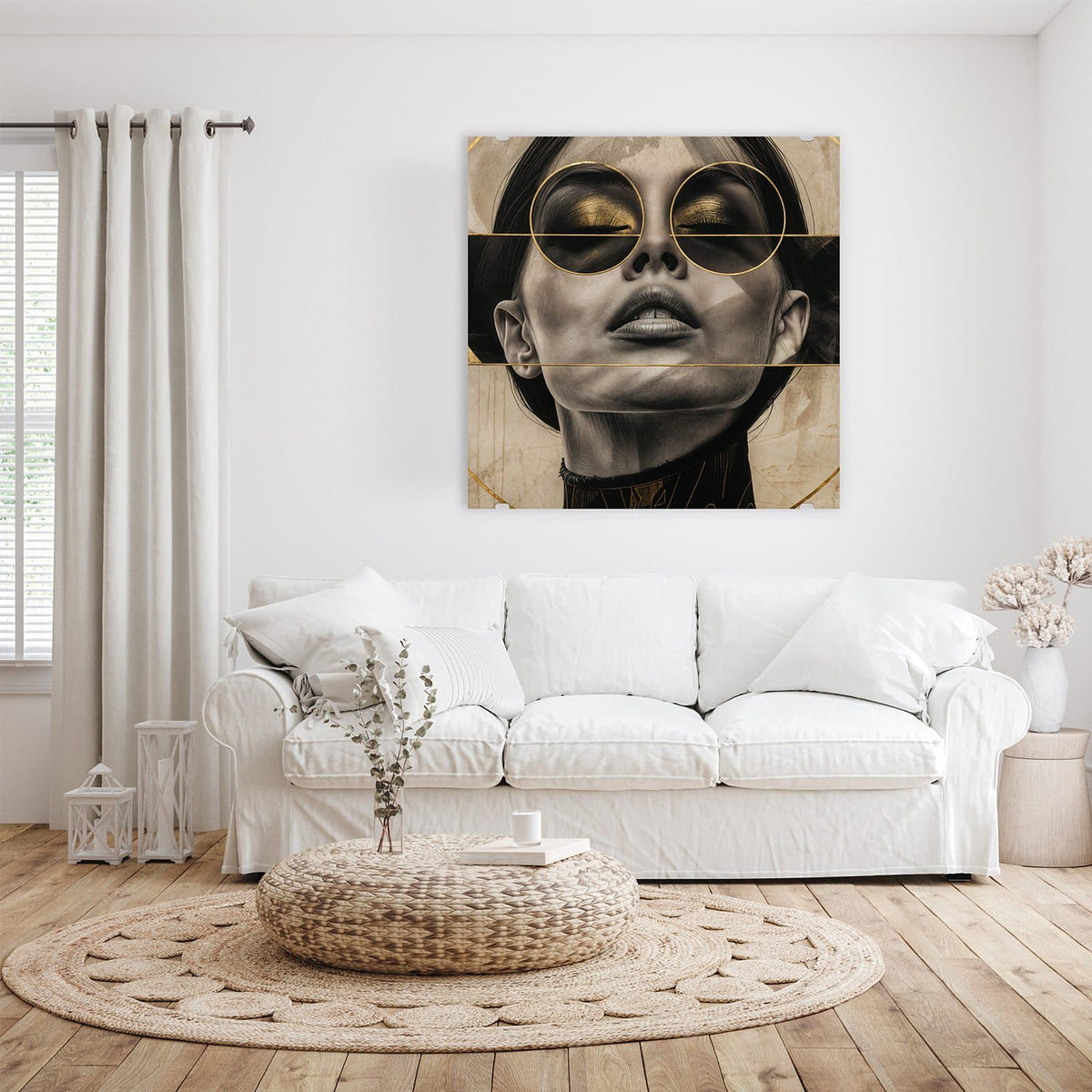 Glasbild Porträt mit Goldbrille an der Wand – Schwarz-weißes Frauengesicht mit goldenen Lidern und großer runder Goldbrille auf beigem Grund