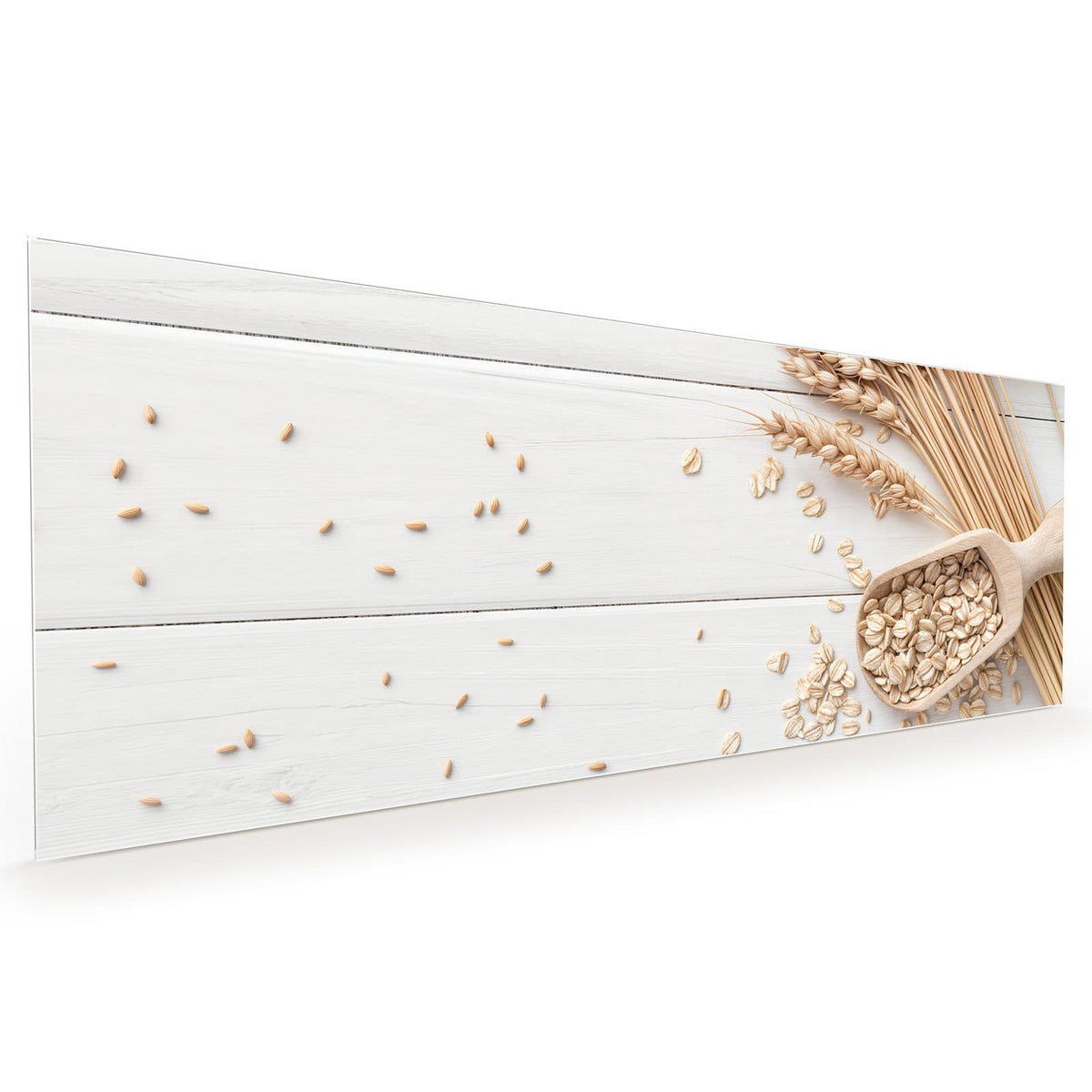Küchenrückwand aus Glas im Hochformat mit Motiv Haferflocken und Ähren: Weizenähren, Holzschale und Holzschaufel mit Haferflocken auf weißen Brettern #grösse_40 x 100 cm #grösse_50 x 125 cm #grösse_60 x 150 cm