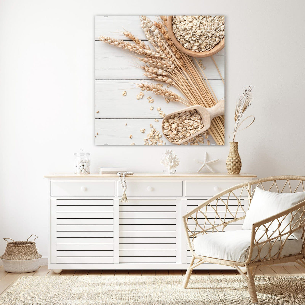 Glasbild Haferflocken und Ähren an der Wand – Weizenähren, Holzschale und Holzschaufel mit Haferflocken auf weißen Brettern