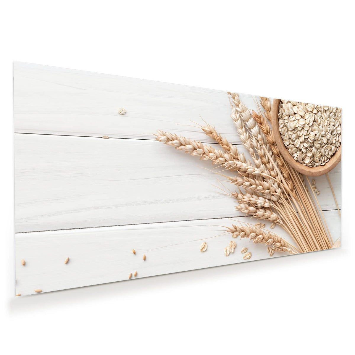 Weizenähren, Holzschale und Holzschaufel mit Haferflocken auf weißen Brettern