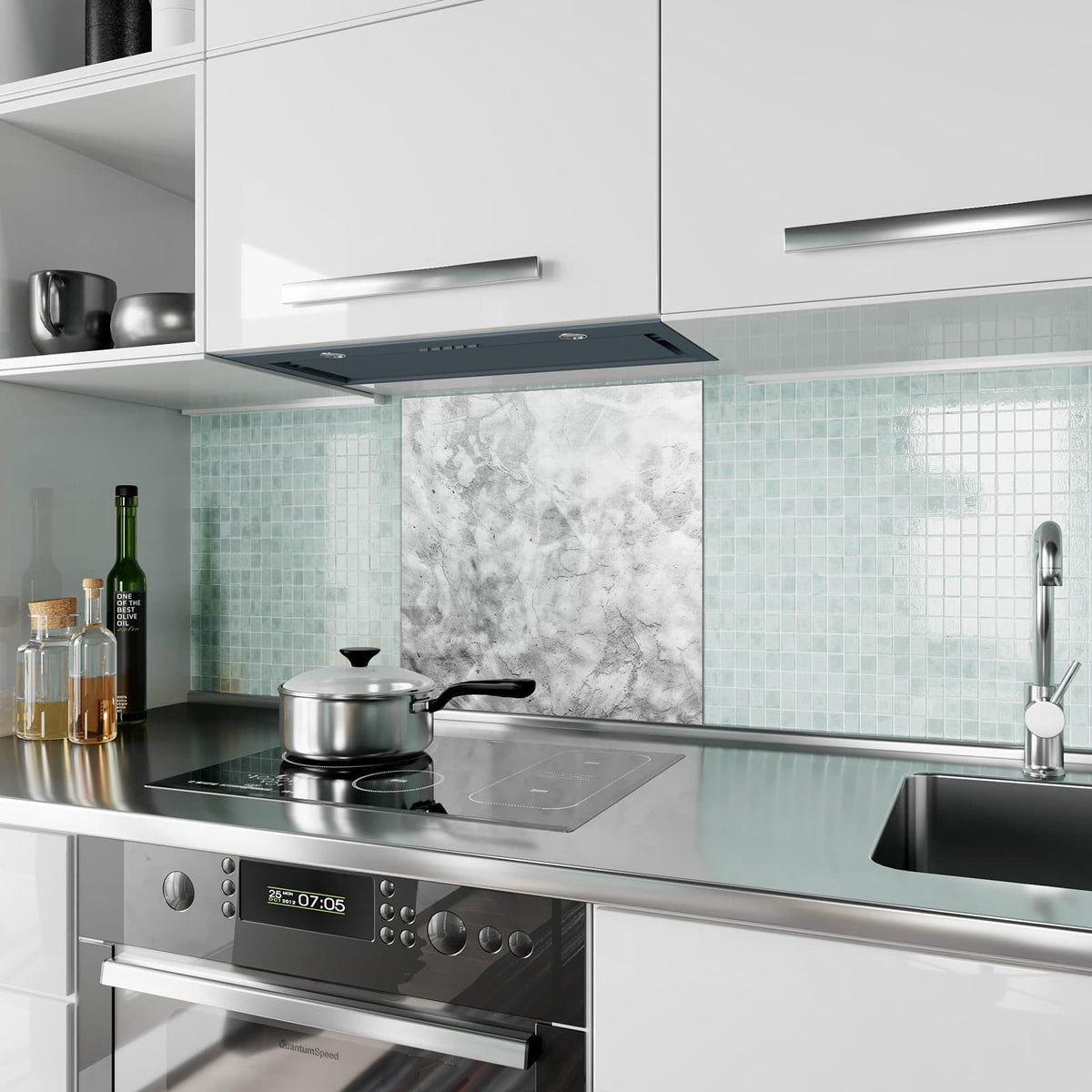 Küchenrückwand aus Glas Weißer Marmor im quadratischen Format als Spritzschutz hinter dem Kochfeld, über dem Fliesenspiegel montiert