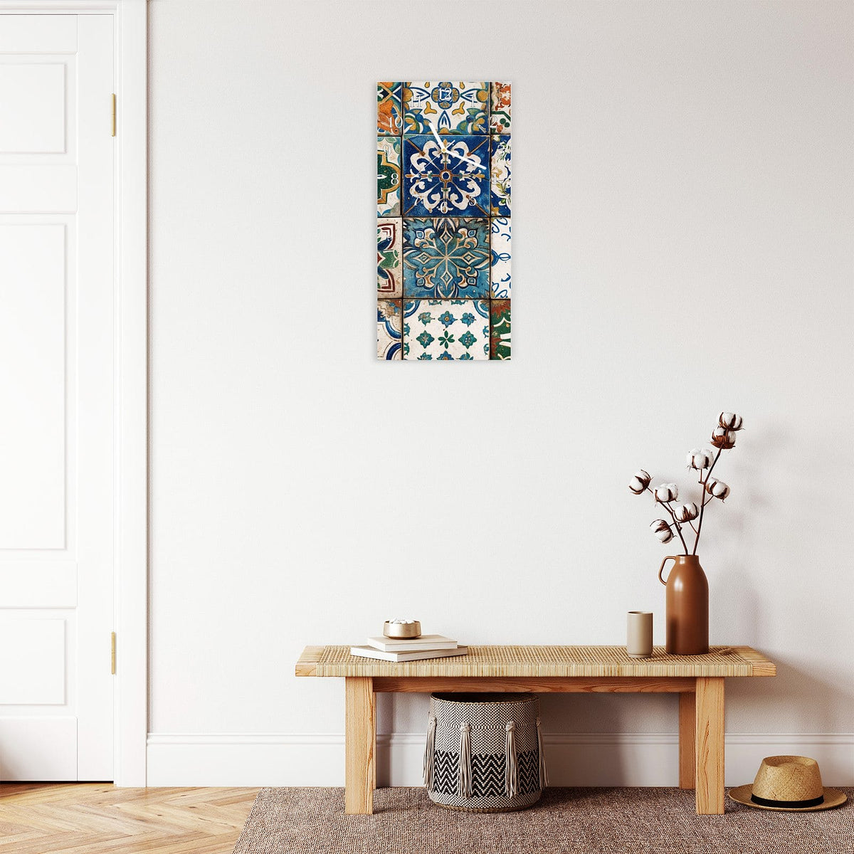 Moderne Wanduhr aus Glas mit Farbtiefe – Wanduhr Bunte Fliesenkacheln aus Glas – Hochformat 30 × 60 cm