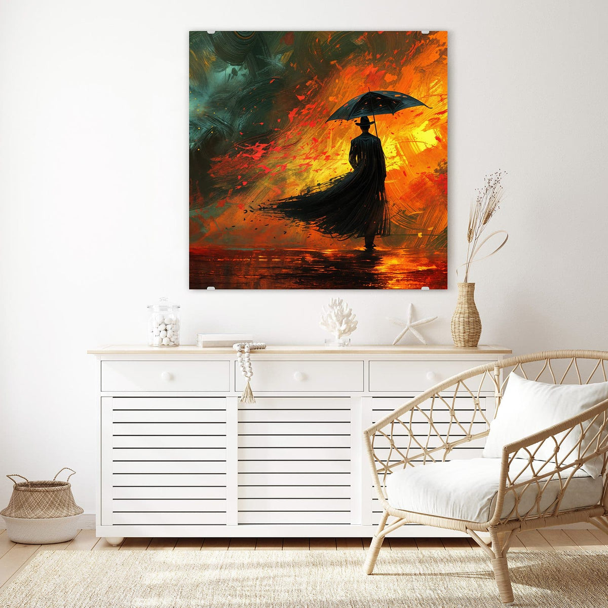 Glasbild Silhouette mit Schirm an der Wand – Schwarze Silhouette mit Hut, wehendem Mantel und aufgespanntem Schirm vor orange-roter Farbexplosion