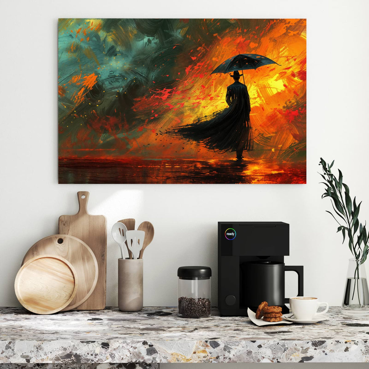 Schwarze Silhouette mit Hut, wehendem Mantel und aufgespanntem Schirm vor orange-roter Farbexplosion