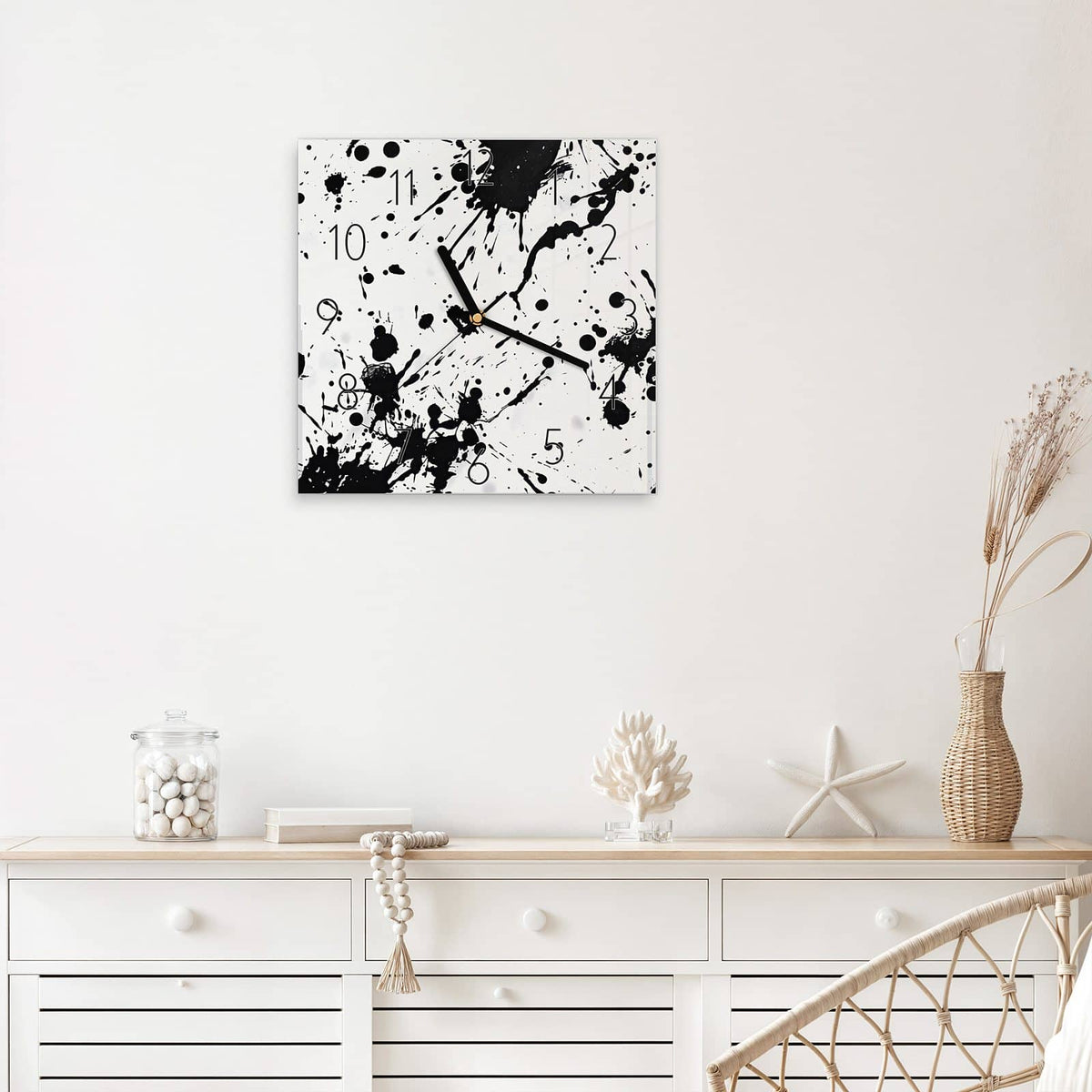 Wanduhr Tintenspritzer aus Glas – Quadratisch 30 × 30 cm – Schwarze Tintenspritzer auf Weiß