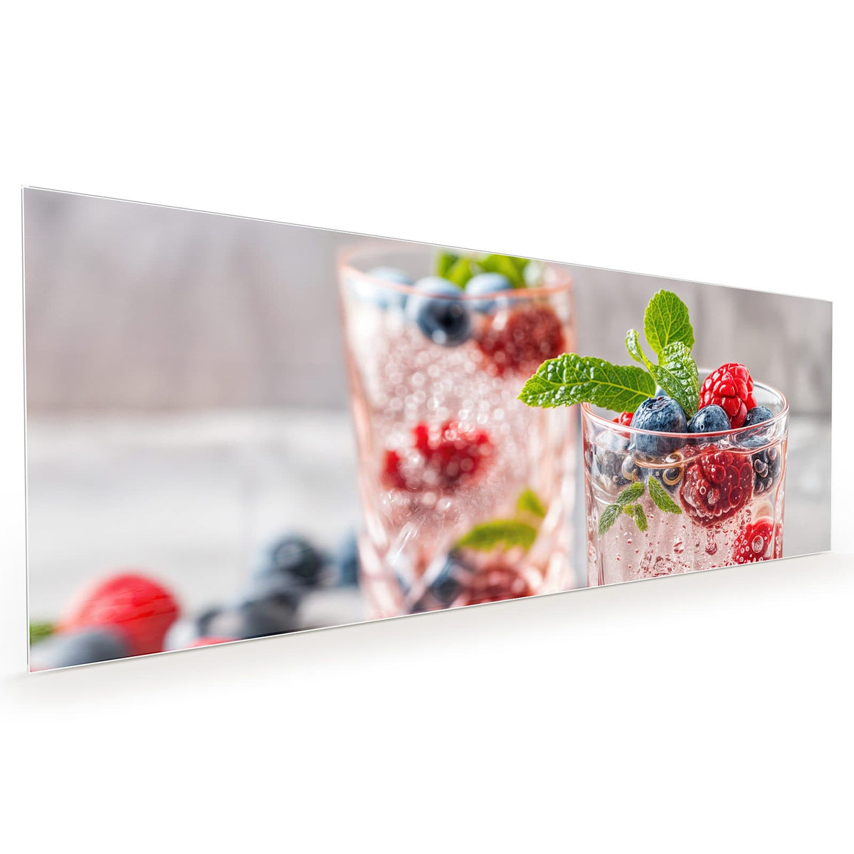 Küchenrückwand aus Glas im Hochformat mit Motiv Limonade mit Beeren: Zwei geschliffene Gläser mit perlender rosa Limonade, Himbeeren #grösse_40 x 100 cm #grösse_50 x 125 cm #grösse_60 x 150 cm