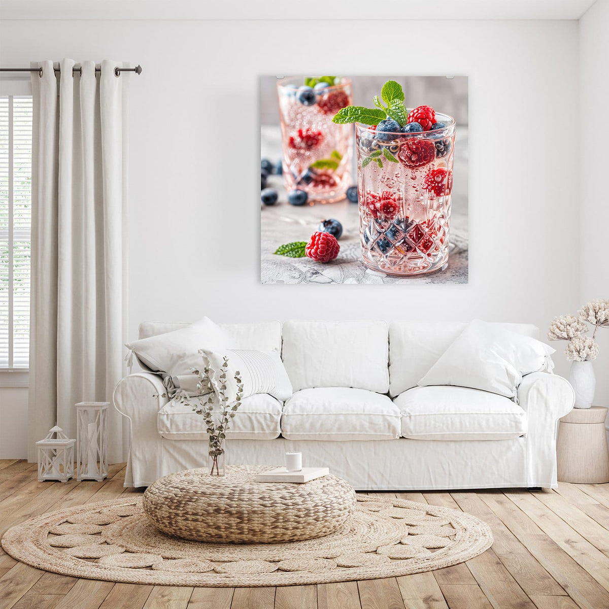 Glasbild Limonade mit Beeren an der Wand – Zwei geschliffene Gläser mit perlender rosa Limonade, Himbeeren, Blaubeeren und Minze obenauf.
