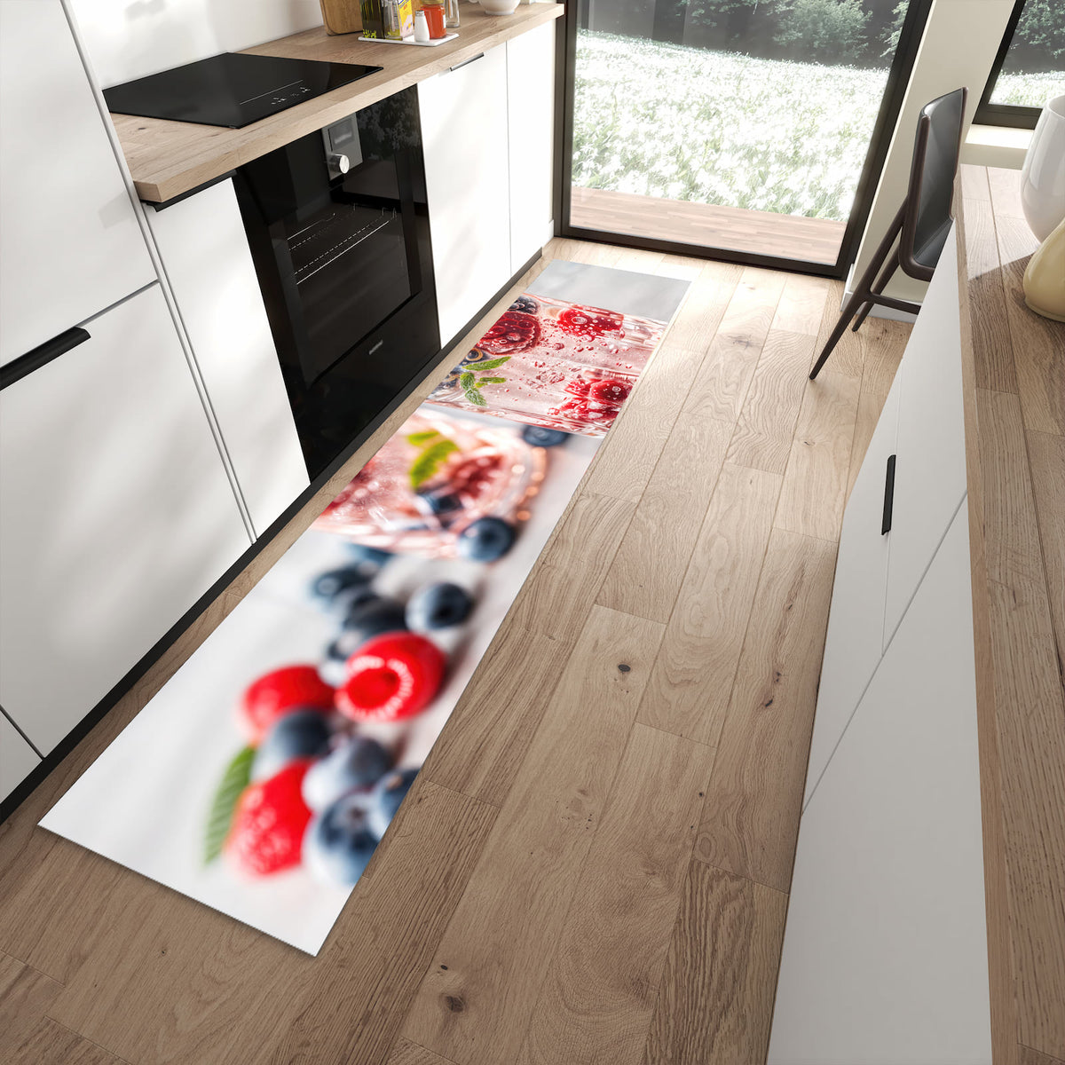 Komfortabler Bodenläufer-Teppich mit Motiv Cocktail Beeren in moderner Küche