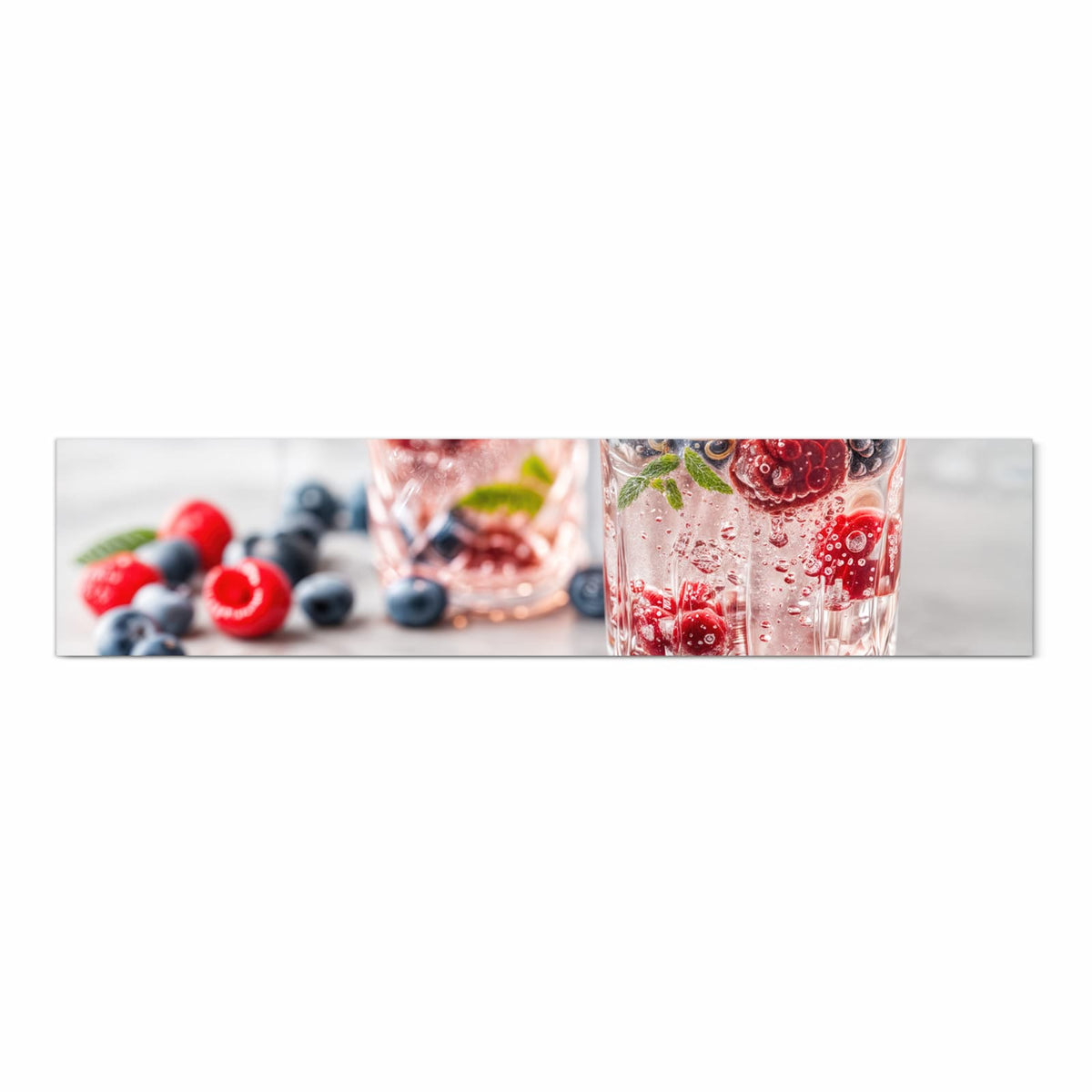 Strapazierfähiger Teppichläufer für die Küche mit Motiv Cocktail Beeren in Frontansicht