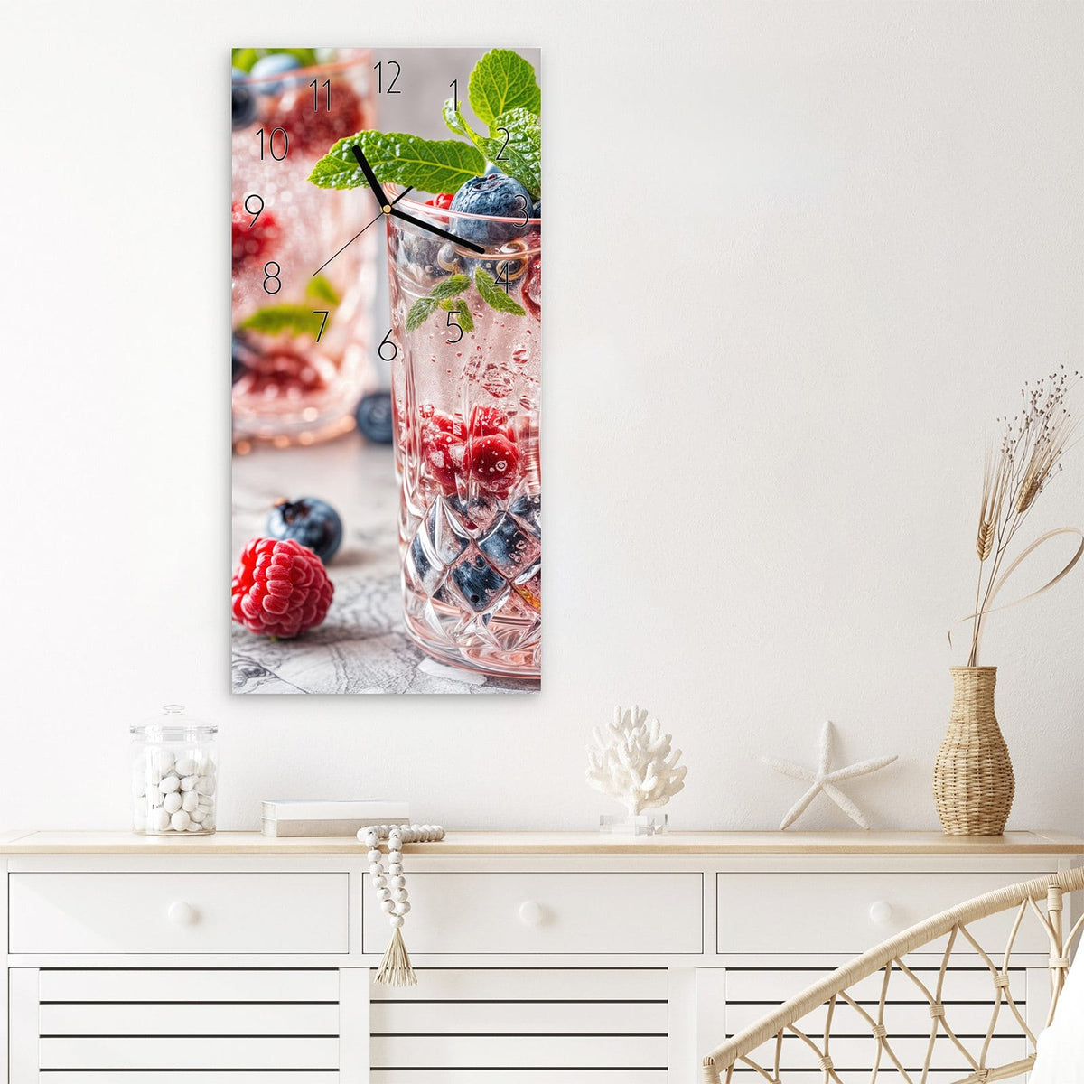 Wanduhr Cocktail Beeren aus Glas – Hochformat 30 × 60 cm – Beerendrinks mit Minze im Glas