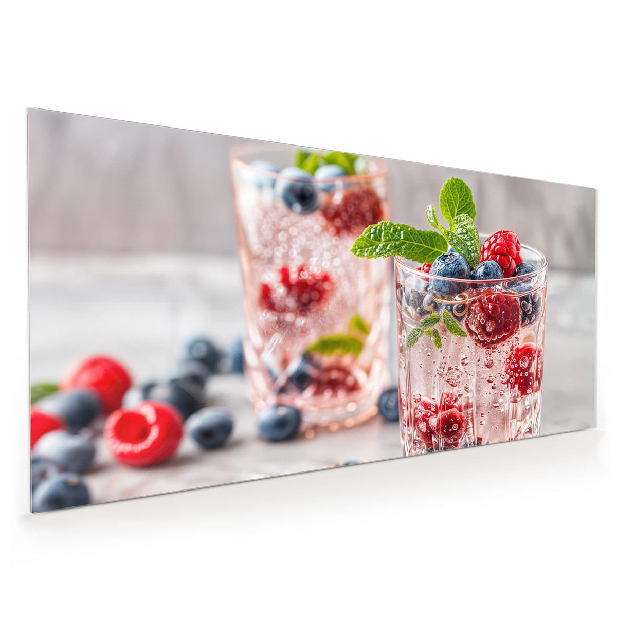 Küchenrückwand aus Glas im Hochformat mit Motiv Limonade mit Beeren: Zwei geschliffene Gläser mit perlender rosa Limonade, Himbeeren