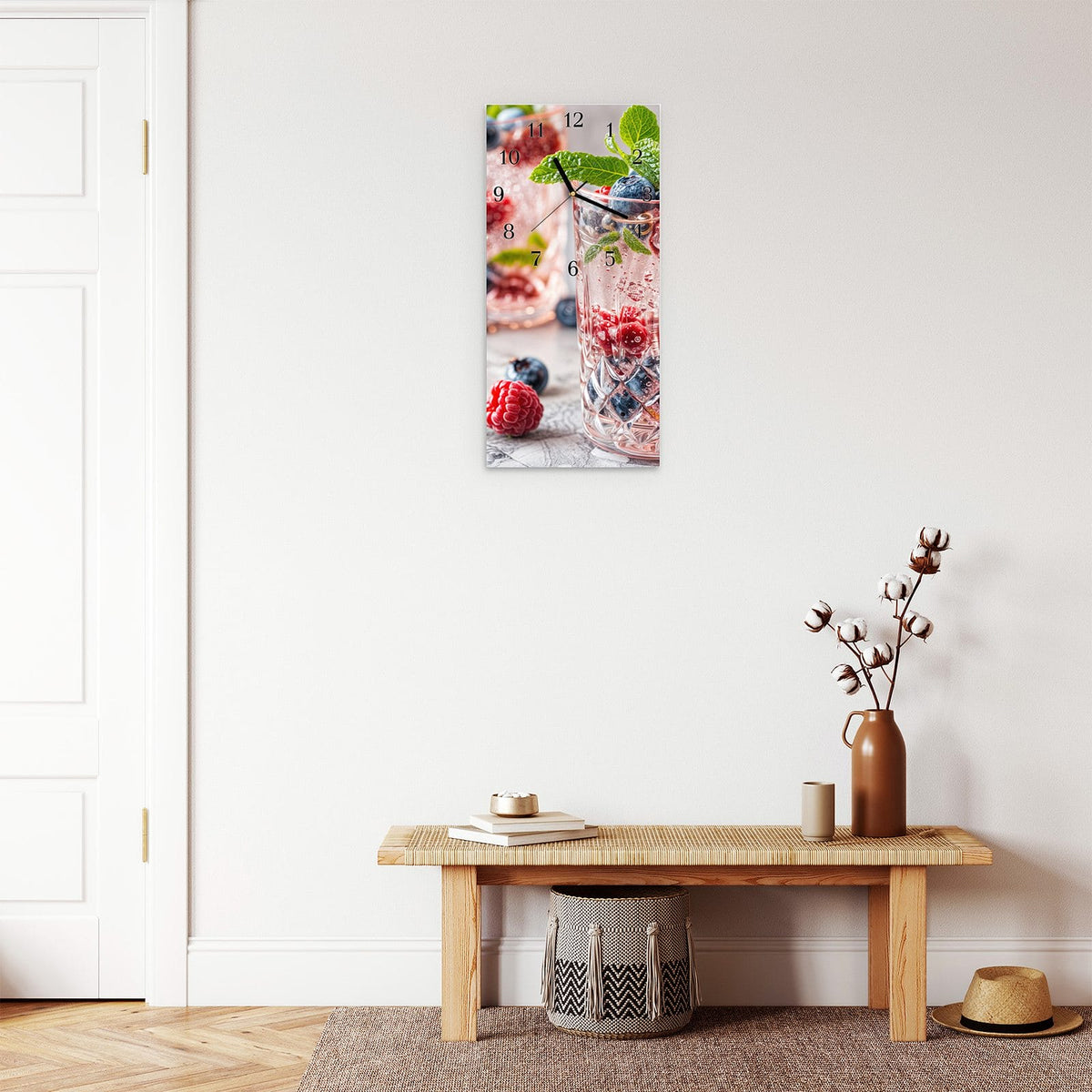 Moderne Wanduhr aus Glas mit Farbtiefe – Wanduhr Cocktail Beeren aus Glas – Hochformat 30 × 60 cm