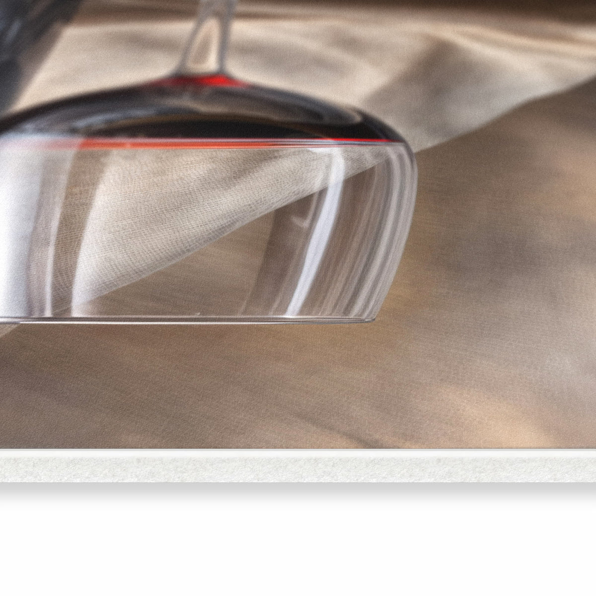 Fleckenresistenter moderner Küchenläufer mit Motiv Wein mit Glas in seitlicher Ansicht