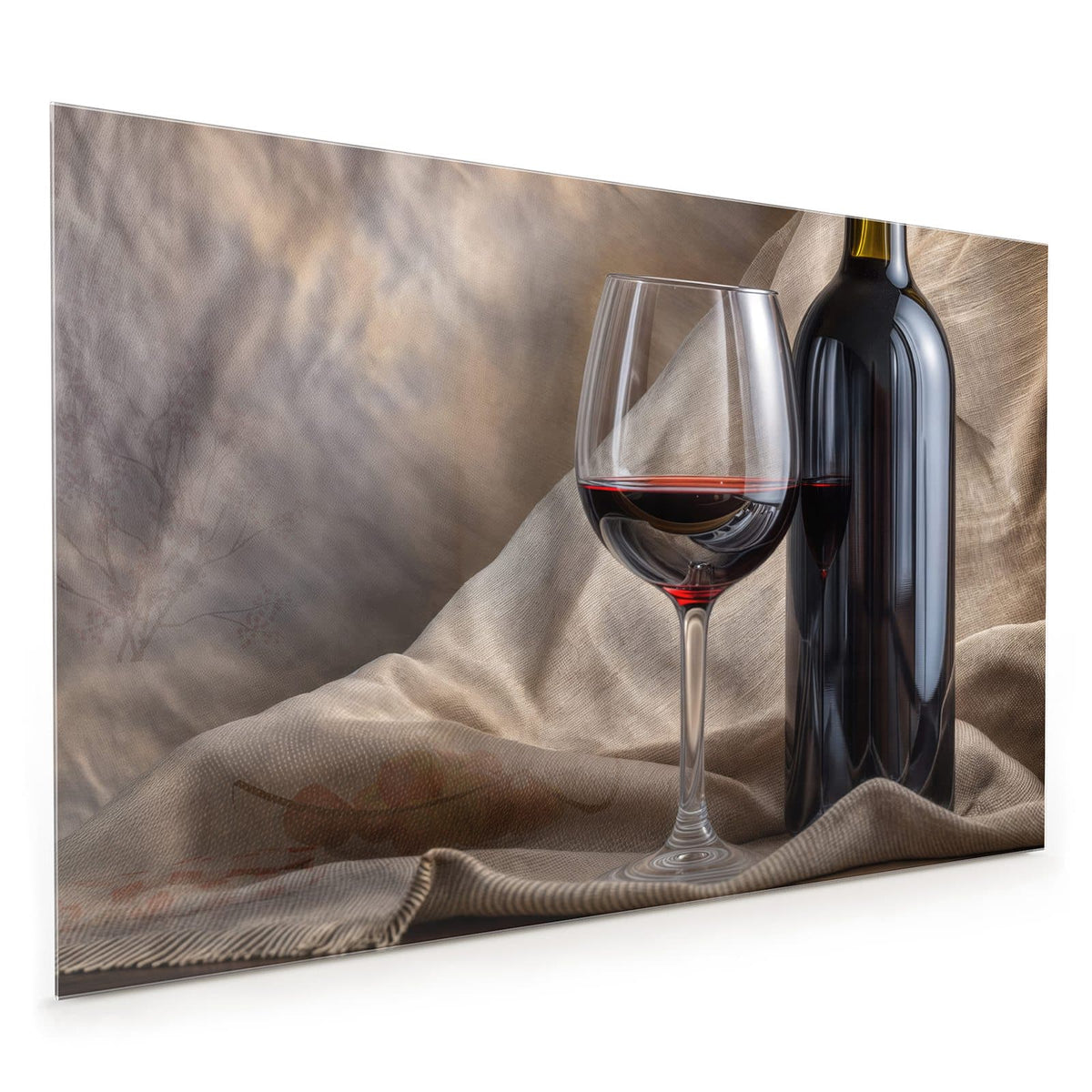Küchenrückwand aus Glas im Hochformat mit Motiv Weinflasche und Glas: Dunkle Rotweinflasche neben halbvollem Glas vor drapiertem beigem Stoff