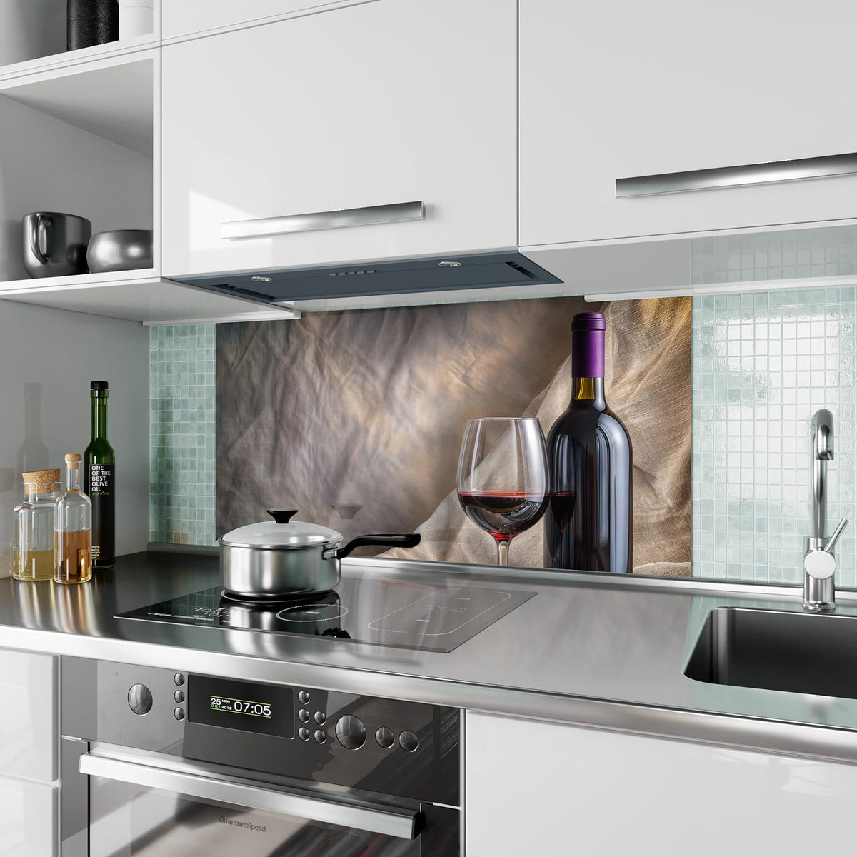 Küchenrückwand aus Glas Weinflasche und Glas im Hochformat als Spritzschutz hinter dem Kochfeld, über dem Fliesenspiegel montiert
