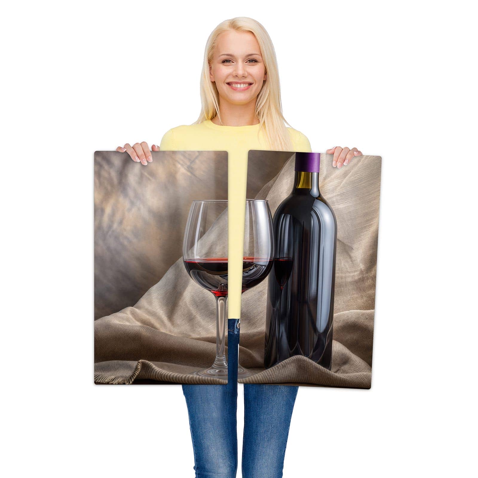 2-teilige Herdabdeckplatte mit Wein mit Glas-Motiv wird zur Größendarstellung gehalten