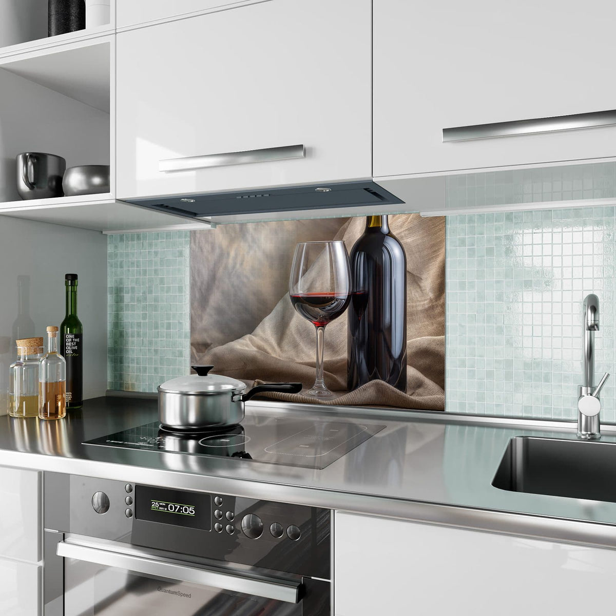 Küchenrückwand aus Glas Weinflasche und Glas im Hochformat als Spritzschutz hinter dem Kochfeld, über dem Fliesenspiegel montiert