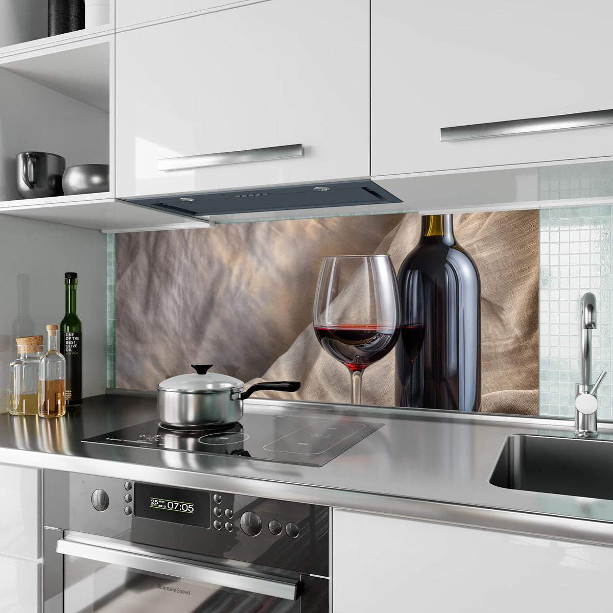Küchenrückwand aus Glas Weinflasche und Glas im Hochformat als Spritzschutz hinter dem Kochfeld, über dem Fliesenspiegel montiert