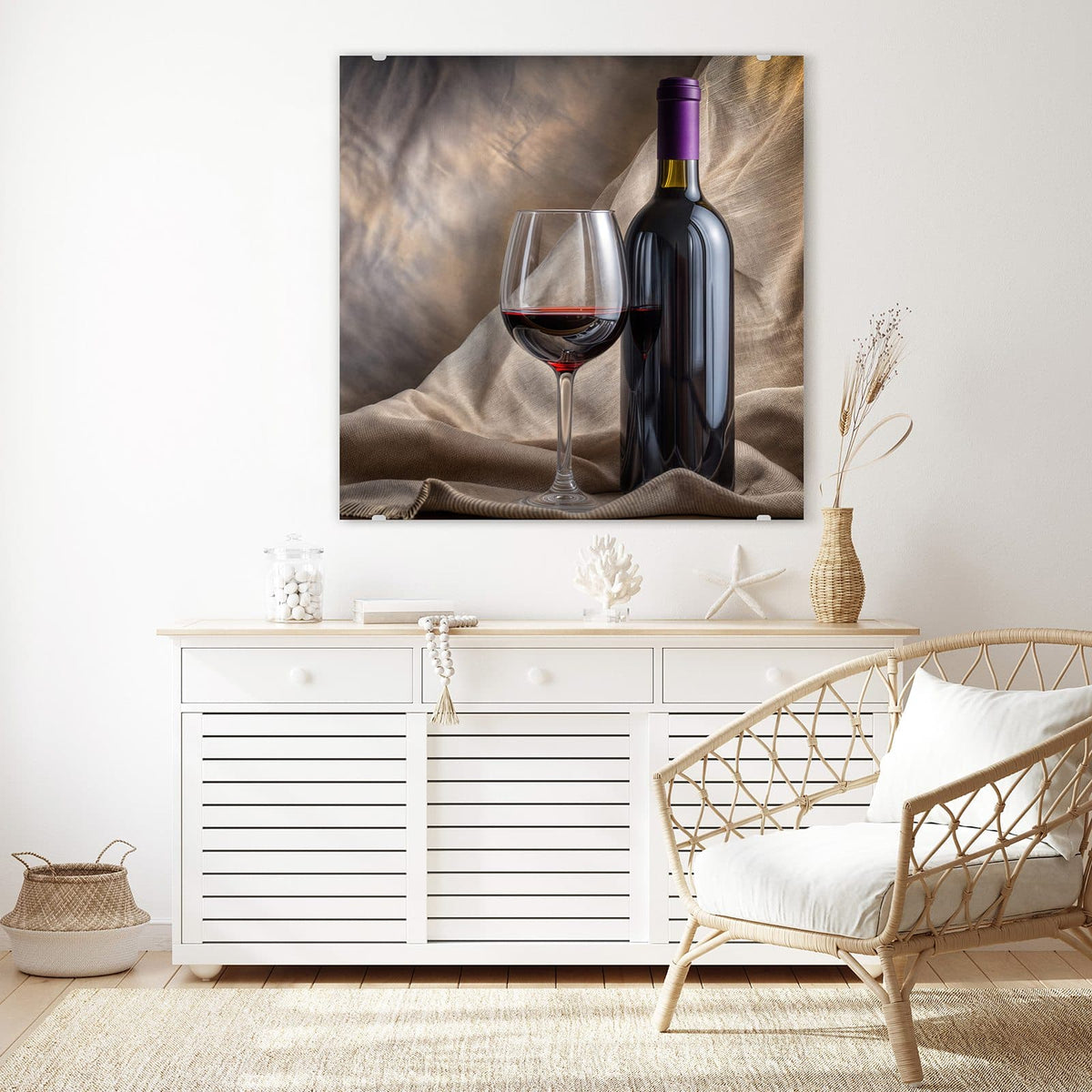 Glasbild Weinflasche und Glas an der Wand – Dunkle Rotweinflasche neben halbvollem Glas vor drapiertem beigem Stoff