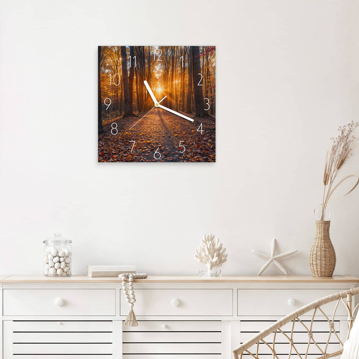 Wanduhr Sonne im Herbstwald aus Glas – Quadratisch 30 × 30 cm – Sonnenlicht über herbstlichem Waldweg