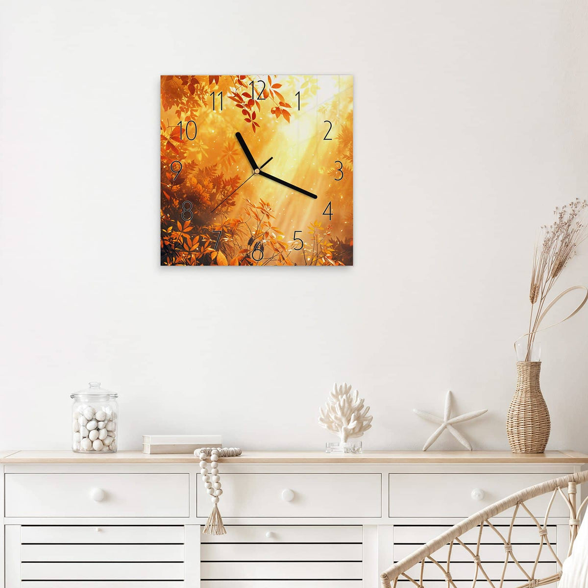 Wanduhr Herbstwald im Gegenlicht aus Glas – Quadratisch 30 × 30 cm – Sonnenstrahlen durch kupferfarbenes Laub