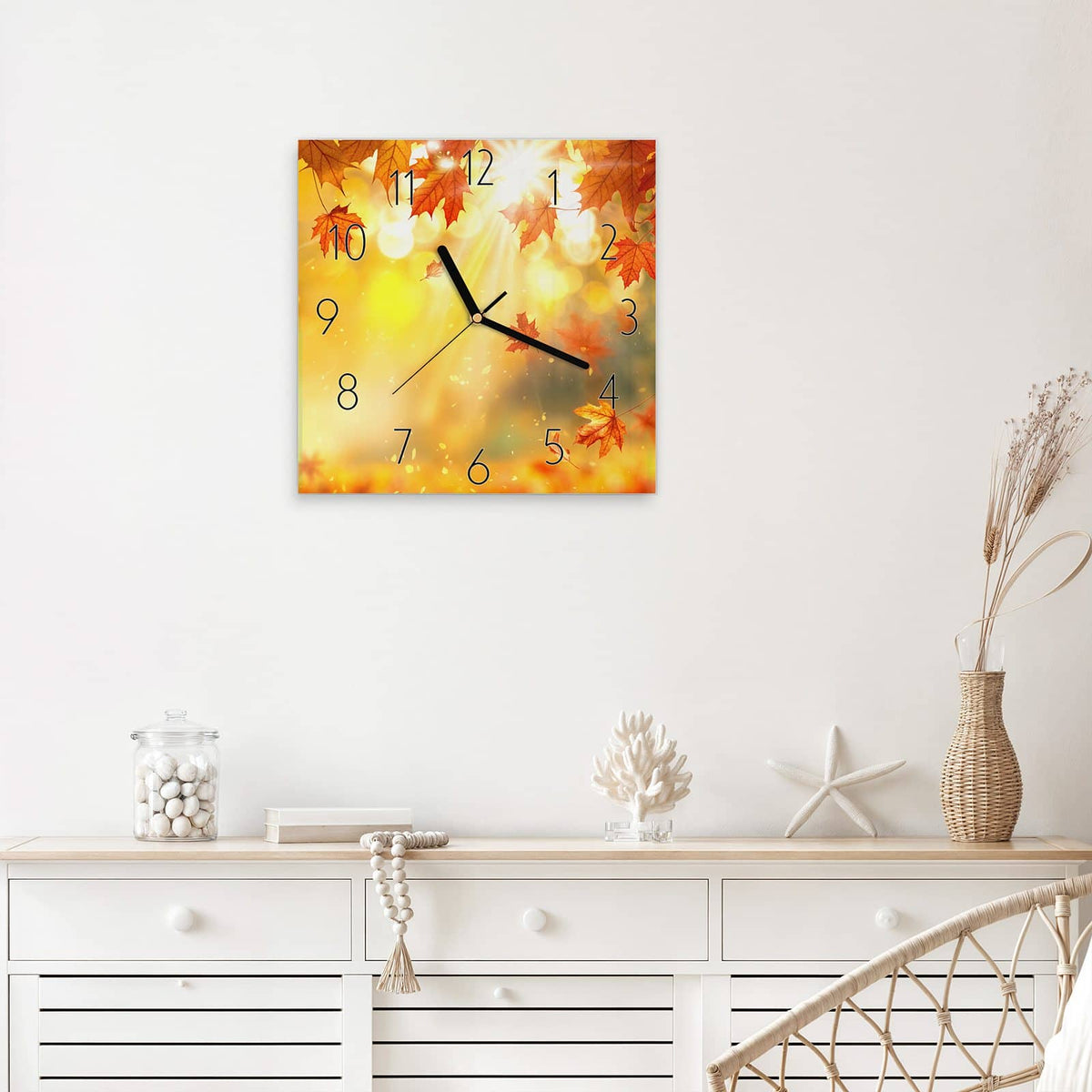 Wanduhr Sonne im Ahornlaub aus Glas – Quadratisch 30 × 30 cm – Ahornblätter im goldenen Gegenlicht