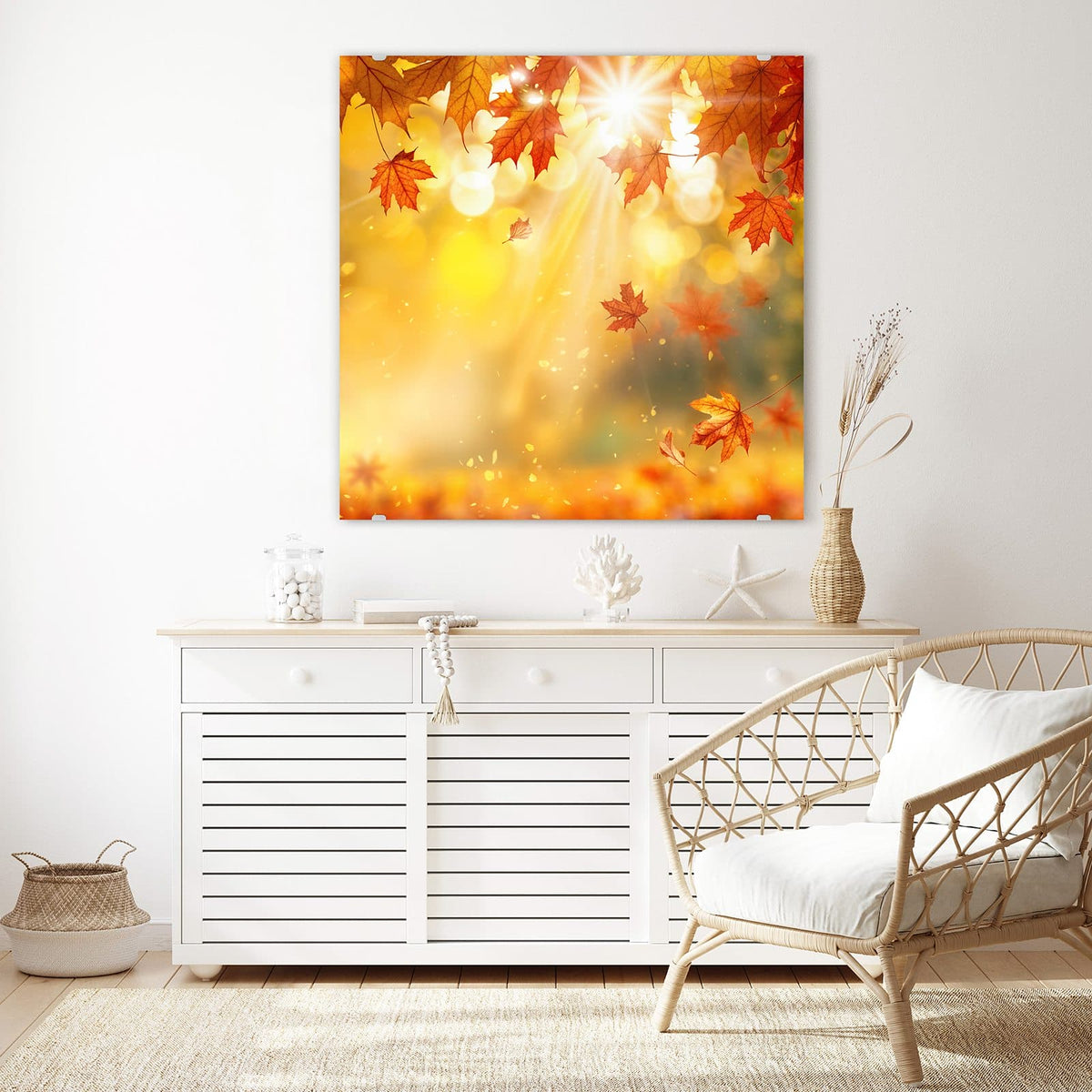 Glasbild Sonne im Ahornlaub an der Wand – Rote Ahornblätter im Gegenlicht, Sonnenstrahlen und goldenes Bokeh