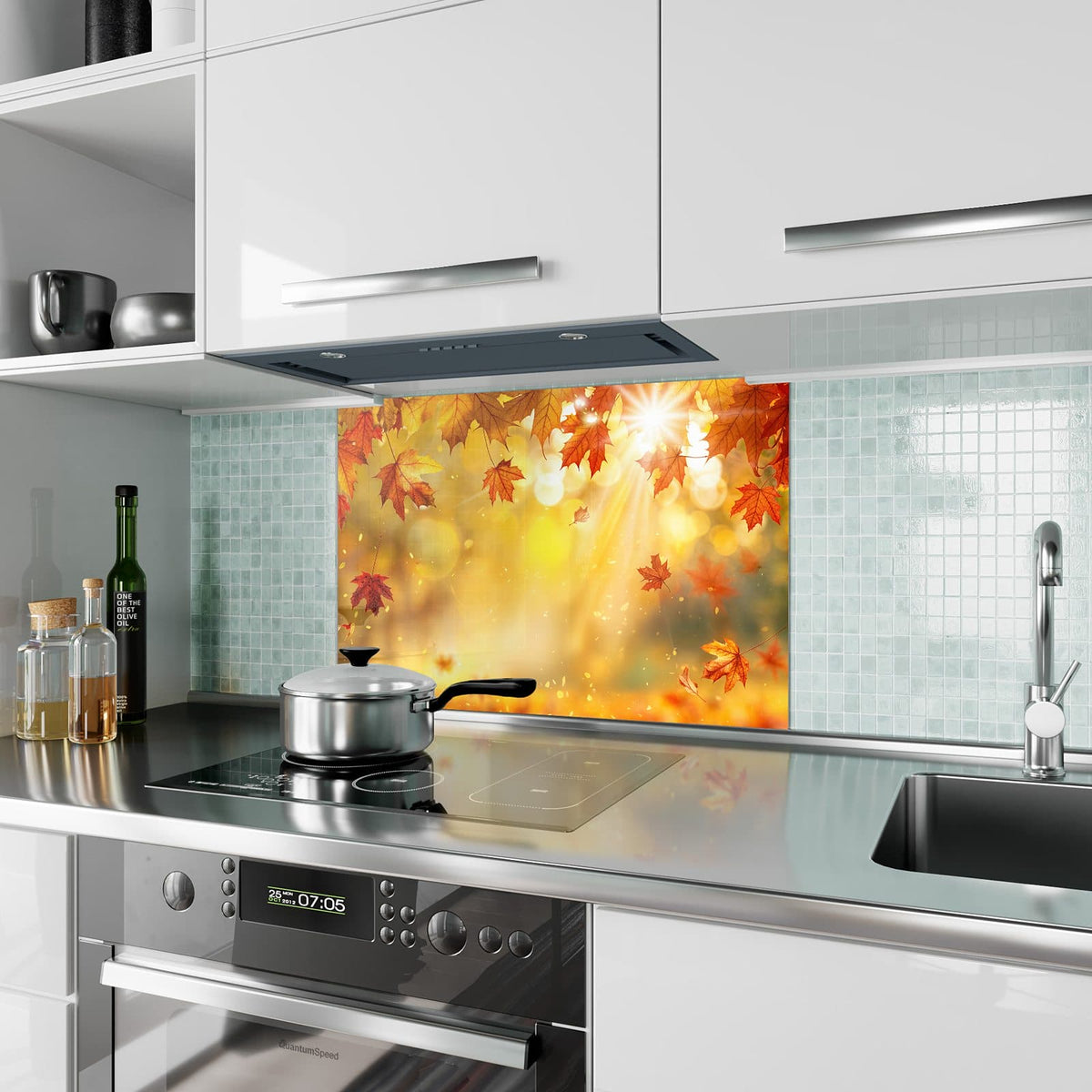 Küchenrückwand aus Glas Sonne im Ahornlaub im Hochformat als Spritzschutz hinter dem Kochfeld, über dem Fliesenspiegel montiert