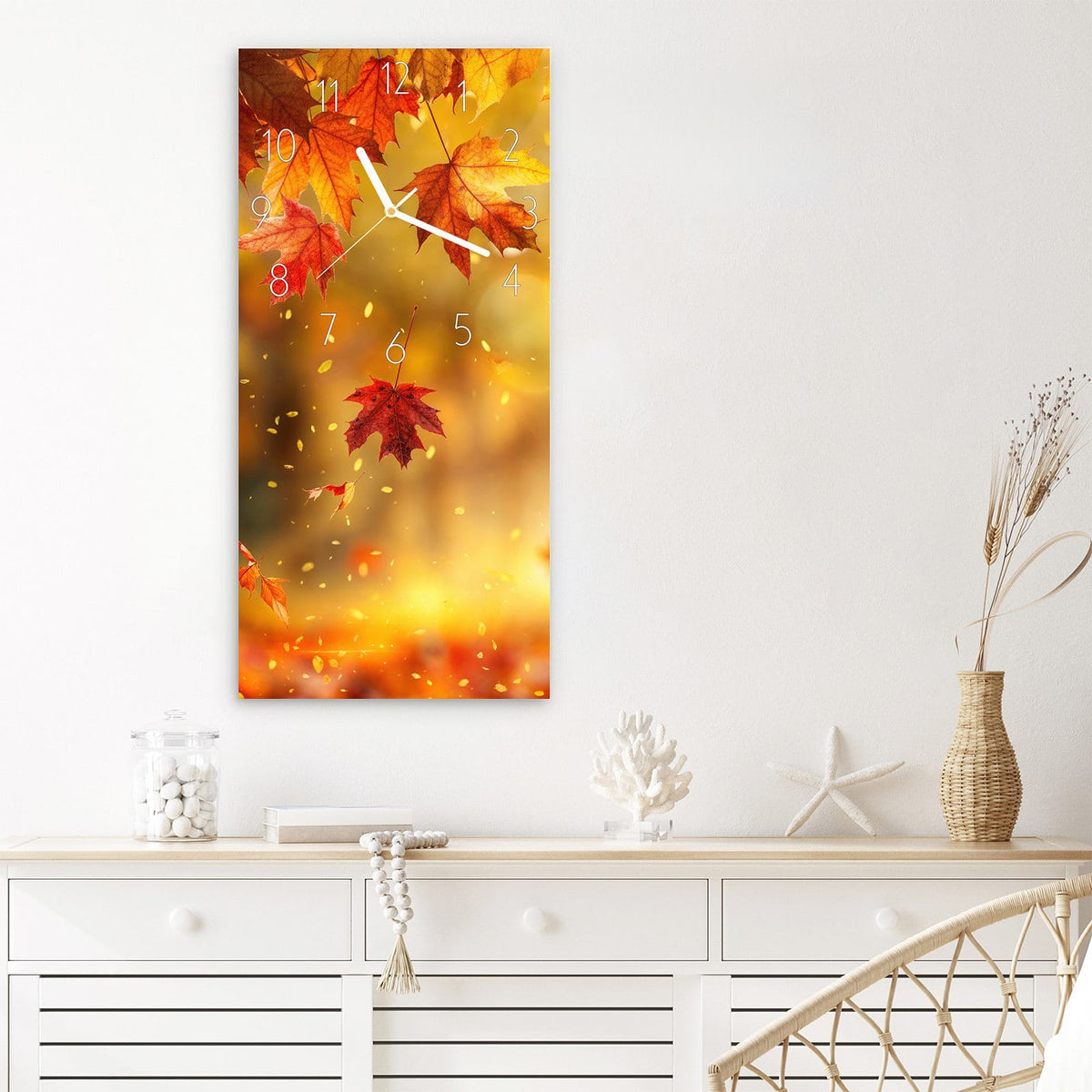 Wanduhr Herbstblätter Sonne aus Glas – Ahornblätter im goldenen Gegenlicht