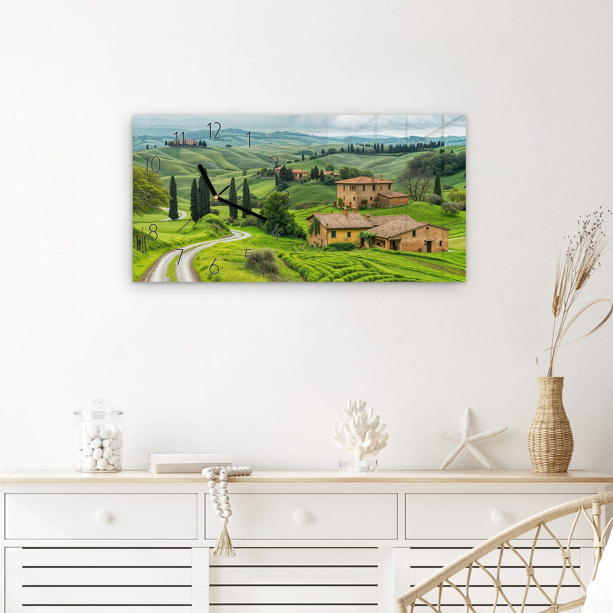 Wanduhr Landschaft Italien aus Glas – Querformat 60 × 30 cm – Zypressenweg durch grüne Hügel