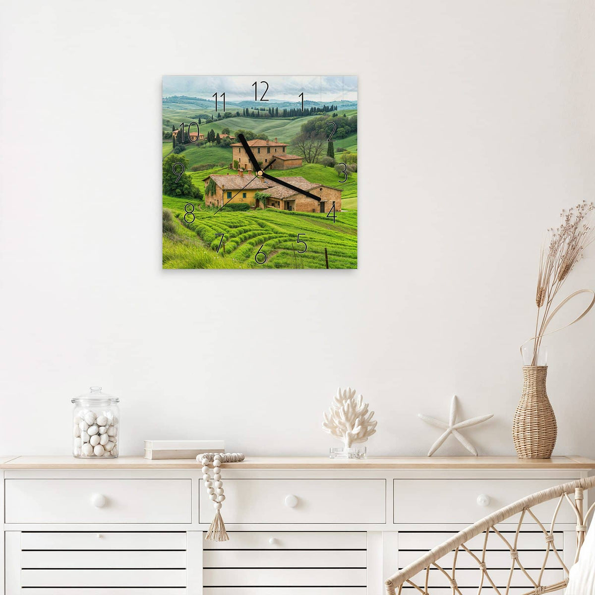 Wanduhr Landhaus in der Toskana aus Glas – Quadratisch 30 × 30 cm – Gehöft zwischen grünen Hügeln