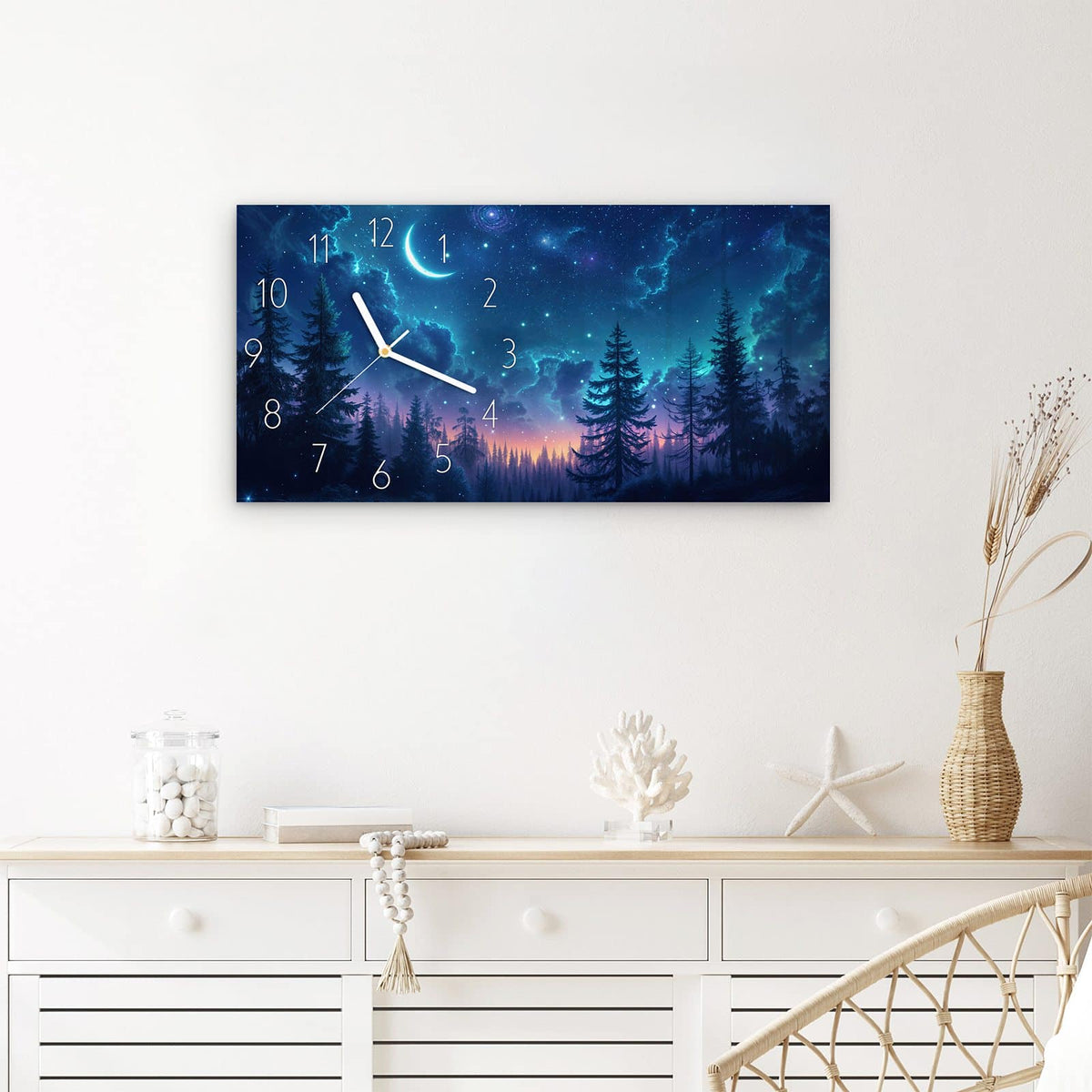 Wanduhr Nachthimmel Wald aus Glas – Querformat 60 × 30 cm – Kiefernsilhouetten unter spiralförmiger Galaxie