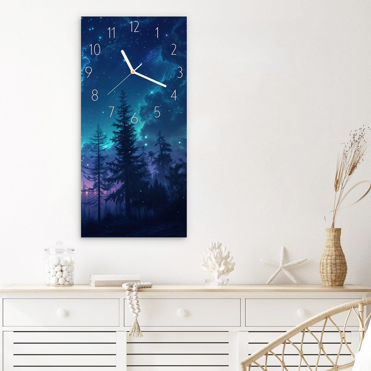 Wanduhr Nachthimmel Wald aus Glas – Kiefernsilhouetten unter spiralförmiger Galaxie