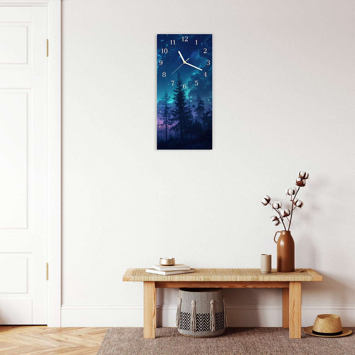 Moderne Wanduhr aus Glas mit Farbtiefe – Wanduhr Nachthimmel Wald aus Glas – Hochformat 30 × 60 cm