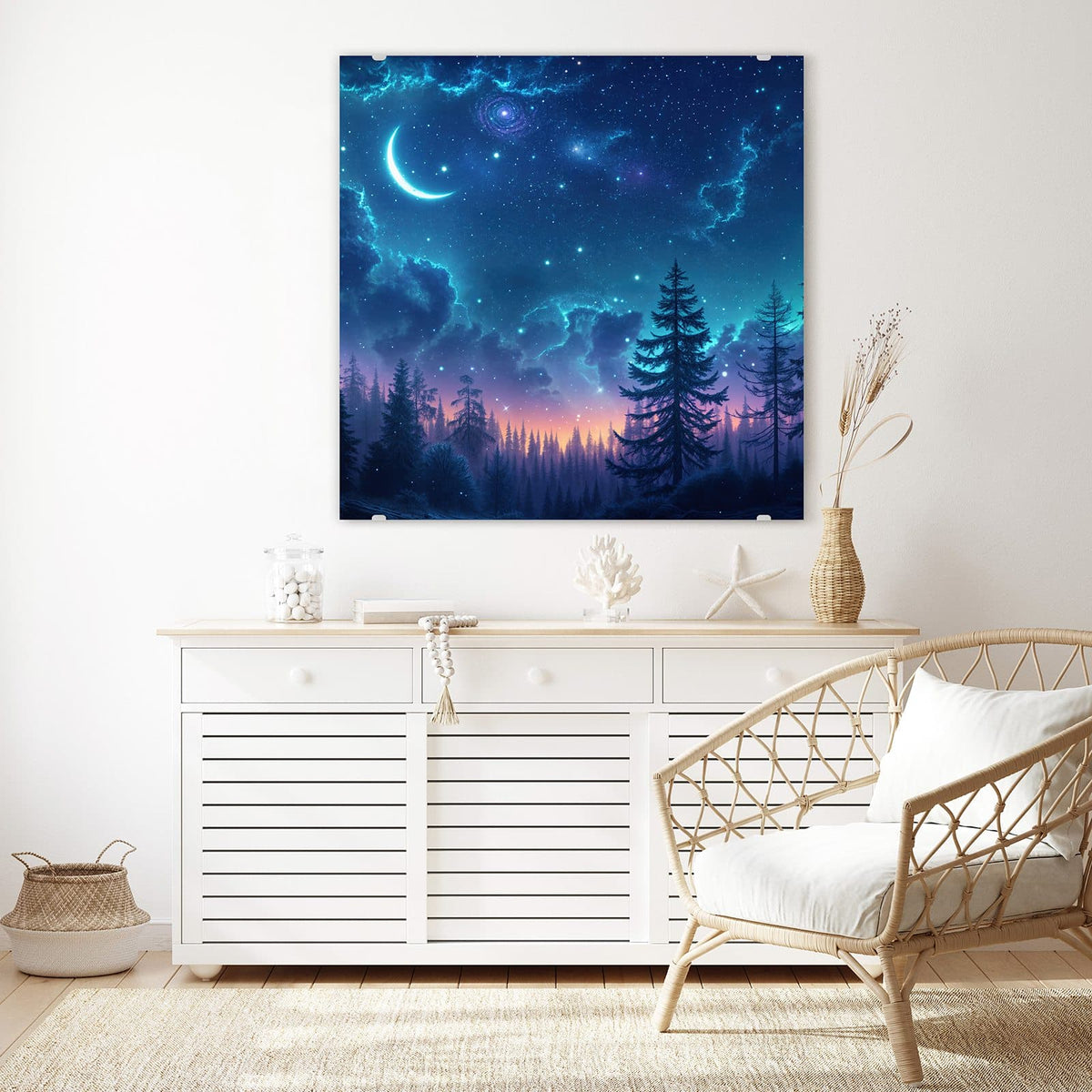 Glasbild Mondsichel über Tannen an der Wand – Nächtlicher Sternenhimmel mit heller Mondsichel und kleinen Galaxien über Tannensilhouetten