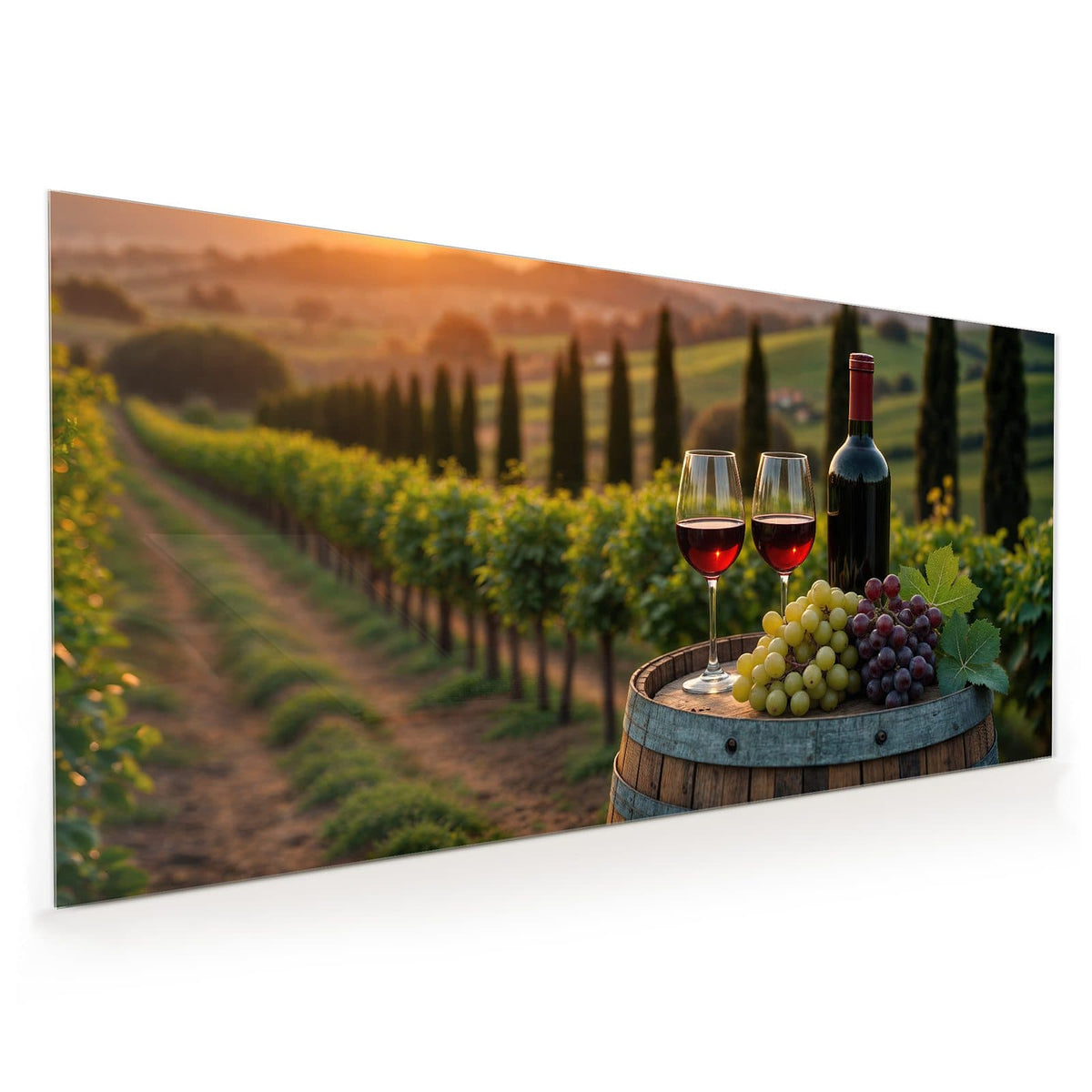 Küchenrückwand aus Glas im Hochformat mit Motiv Rotwein im Weinberg: Rotweinflasche, zwei gefüllte Gläser und Trauben auf einem Fass vor Rebhügeln