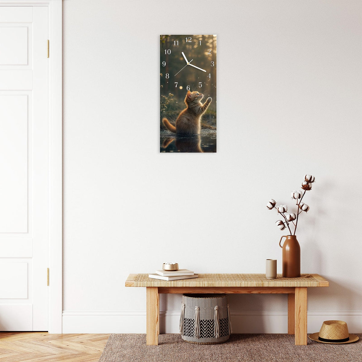 Moderne Wanduhr aus Glas mit Farbtiefe – Wanduhr Katze mit Marienkäfer aus Glas – Hochformat 30 × 60 cm