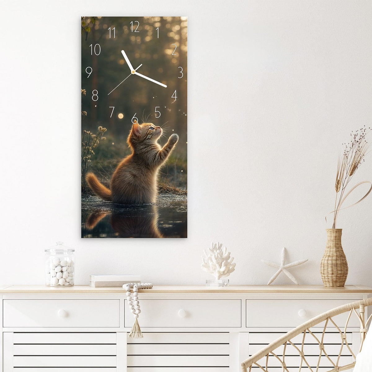 Wanduhr Katze mit Marienkäfer aus Glas – Kätzchen jagt schwebenden Marienkäfer