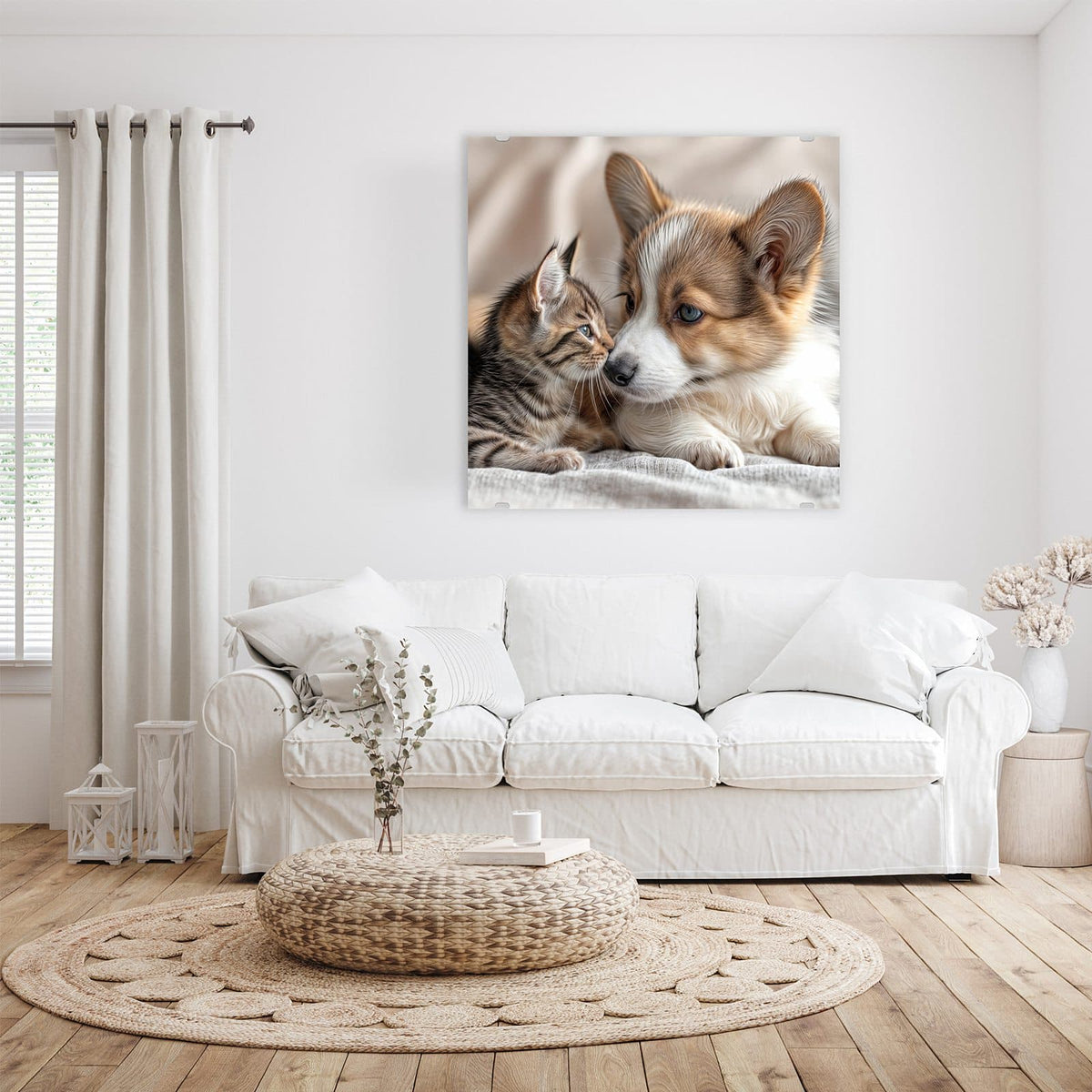 Glasbild Welpe und Kätzchen an der Wand – Corgi-Welpe und getigertes Kätzchen liegen Kopf an Kopf auf heller Decke