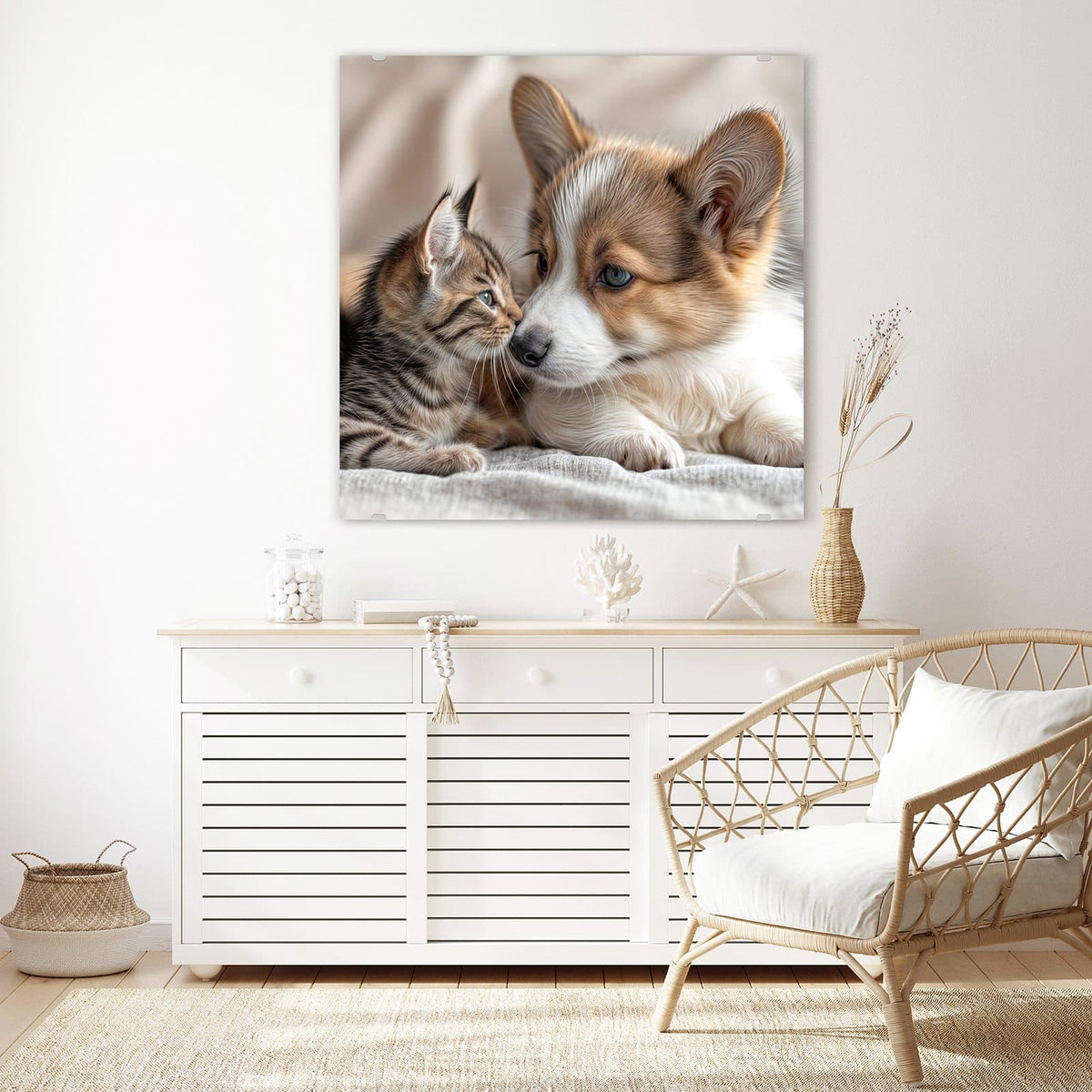 Glasbild Welpe und Kätzchen an der Wand – Corgi-Welpe und getigertes Kätzchen liegen Kopf an Kopf auf heller Decke