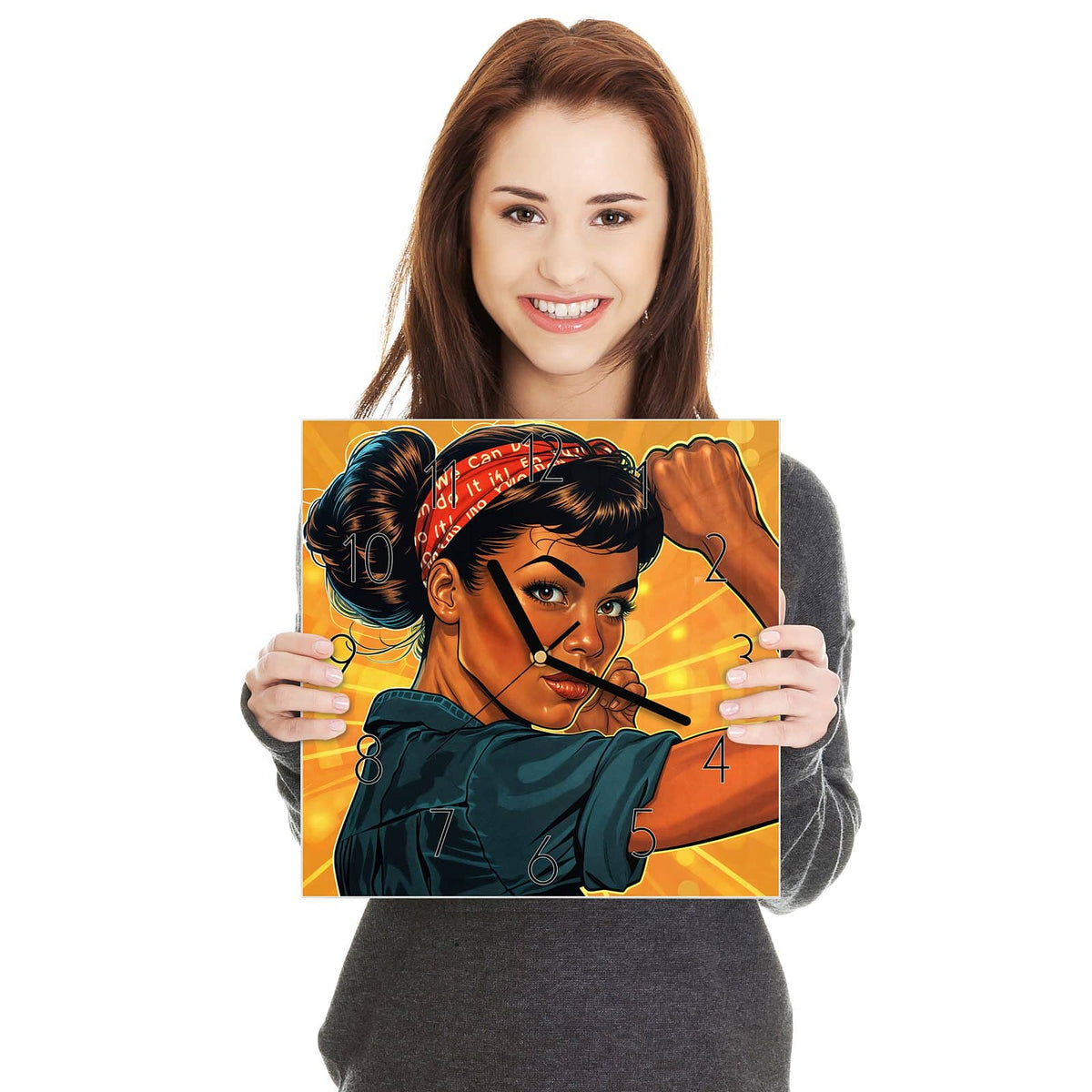 Pop-Art-Frau mit rotem Kopftuch spannt den Bizeps vor gelb-orangem Strahlenkranz