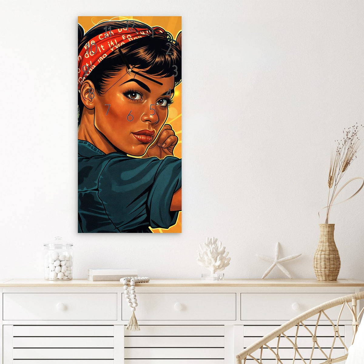 Wanduhr Motivationsposter aus Glas – Pop-Art-Frau spannt den Bizeps