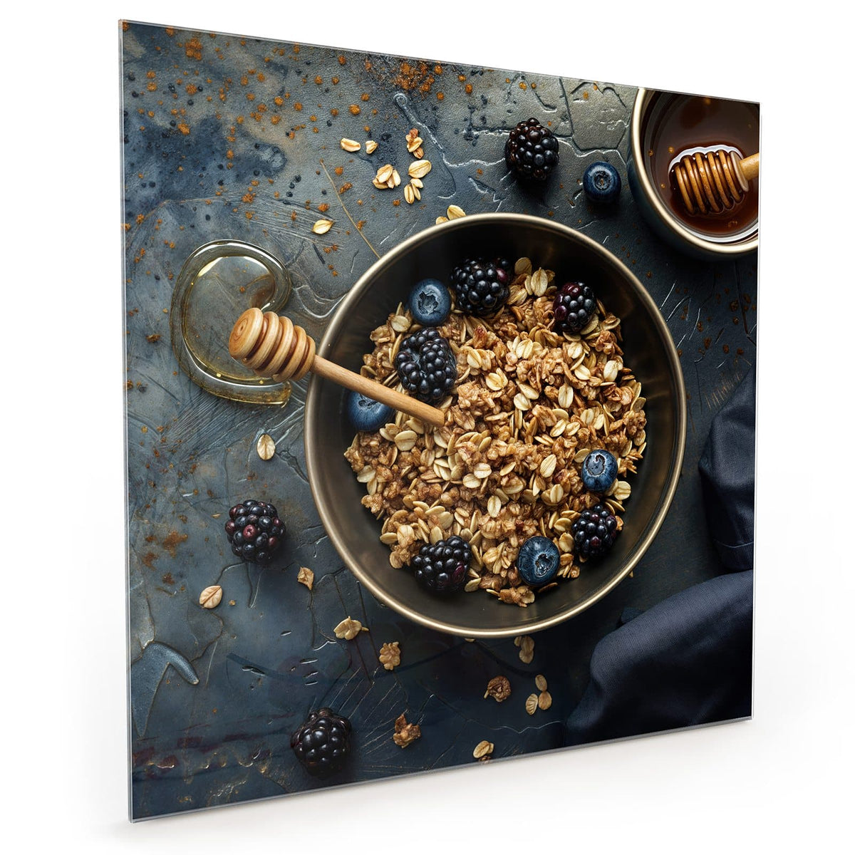 Küchenrückwand aus Glas im quadratischen Format mit Motiv Müsli mit Beeren: Schale Granola mit Brombeeren und Blaubeeren, Honiglöffel auf dunklem Stein #grösse_40 x 40 cm #grösse_50 x 50 cm #grösse_60 x 60 cm