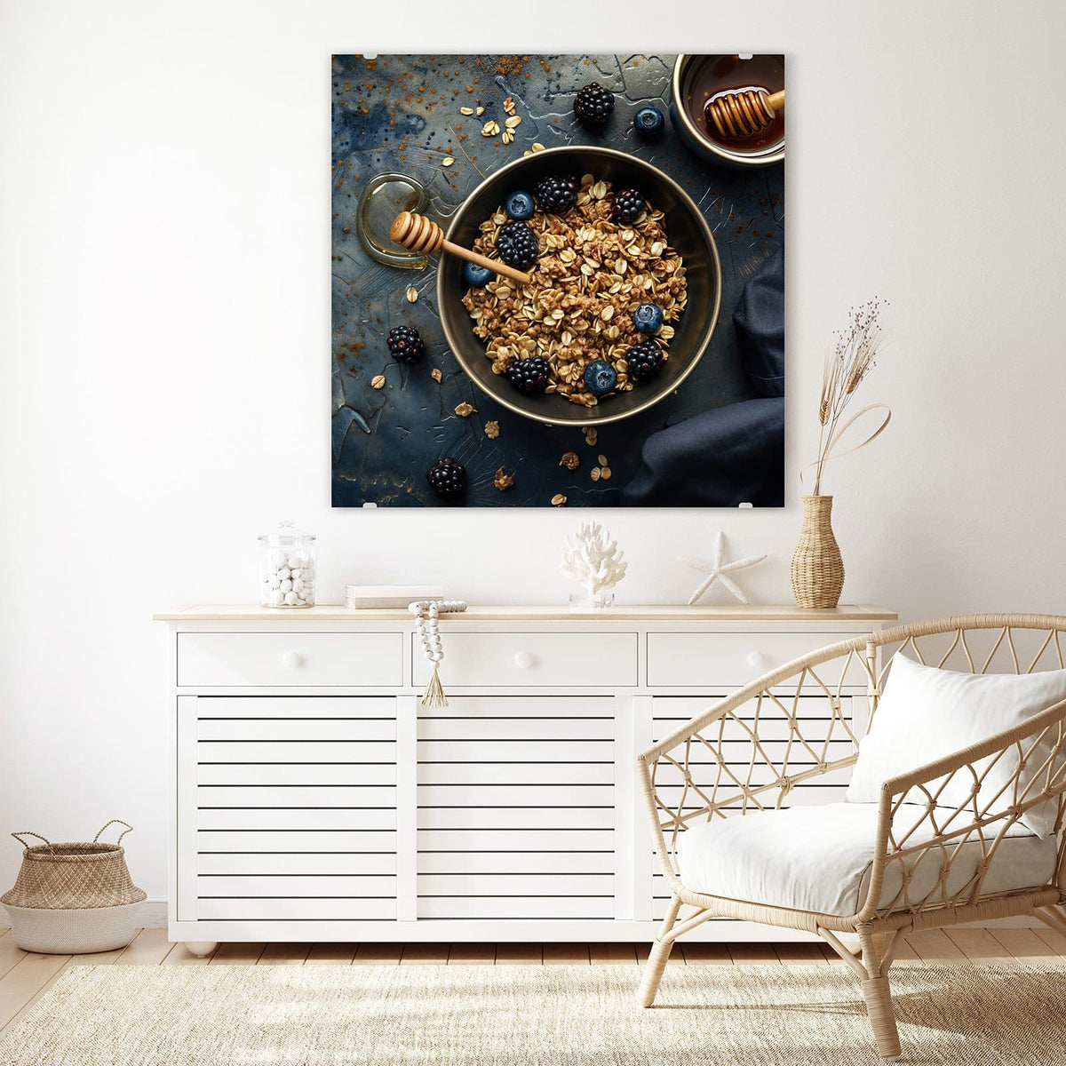 Glasbild Müsli mit Beeren an der Wand – Schale Granola mit Brombeeren und Blaubeeren, Honiglöffel auf dunklem Stein