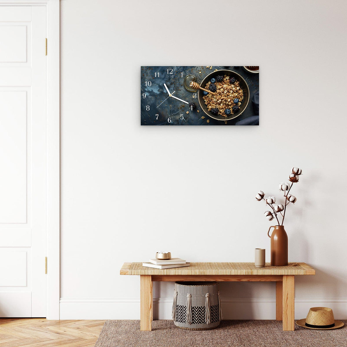 Moderne Wanduhr aus Glas mit Farbtiefe – Wanduhr Müsli mit Beeren aus Glas – Querformat 60 × 30 cm