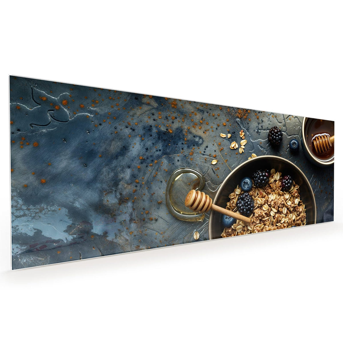 Küchenrückwand aus Glas im Hochformat mit Motiv Müsli mit Beeren: Schale Granola mit Brombeeren und Blaubeeren, Honiglöffel auf dunklem Stein