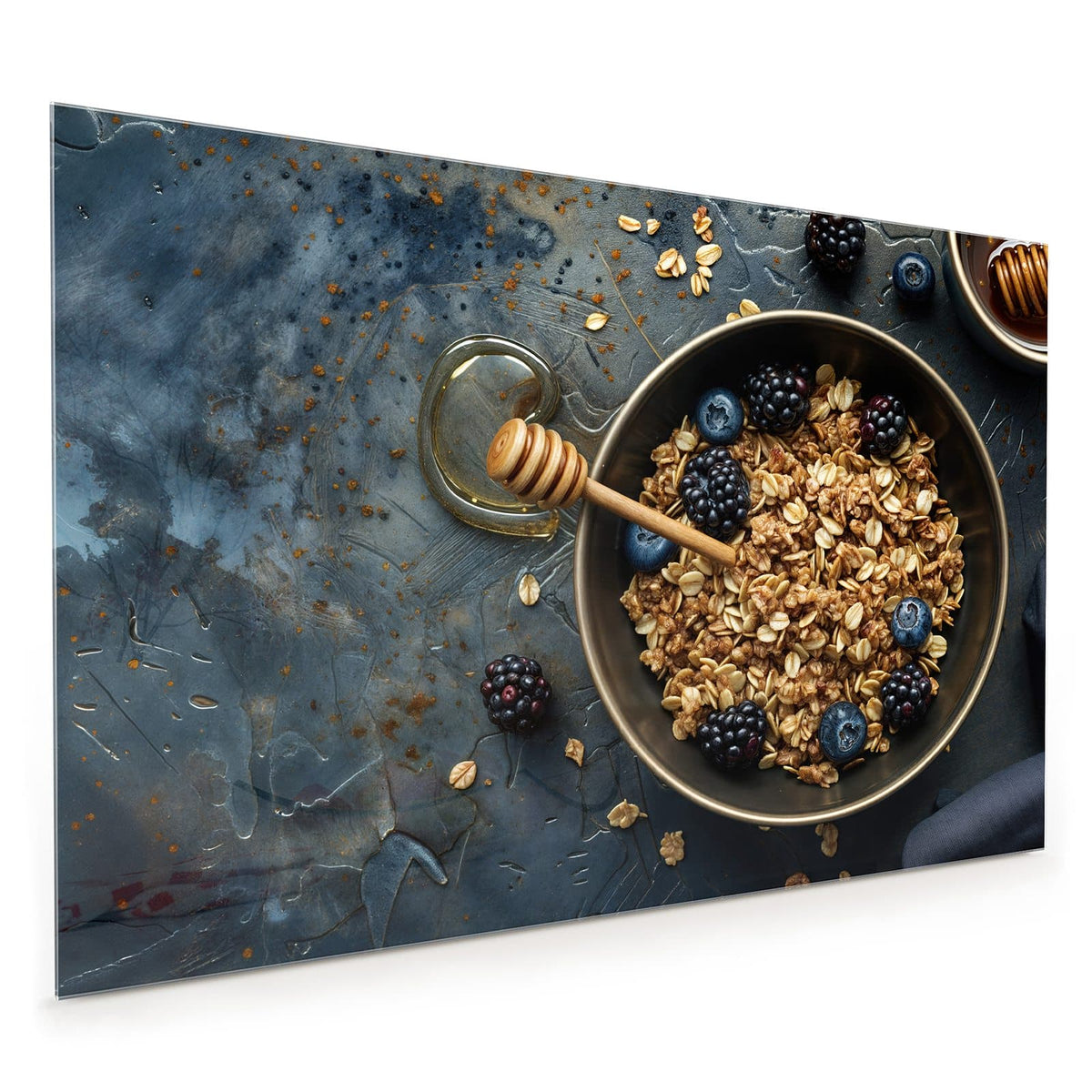 Küchenrückwand aus Glas im Hochformat mit Motiv Müsli mit Beeren: Schale Granola mit Brombeeren und Blaubeeren, Honiglöffel auf dunklem Stein
